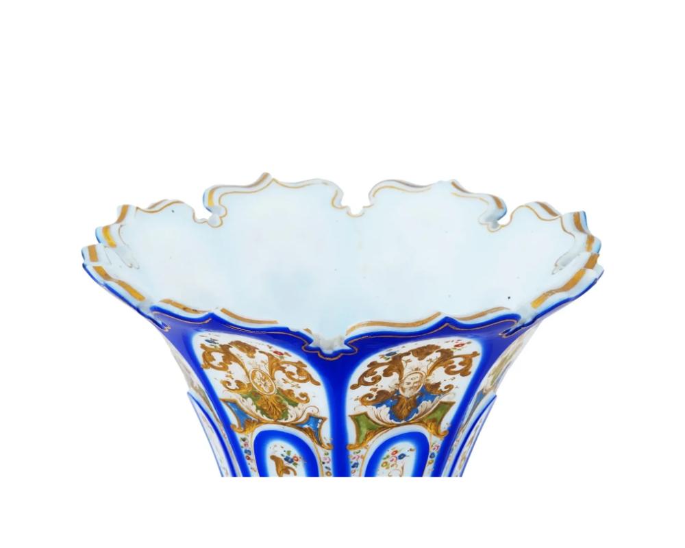 XIXe siècle Exceptionnel vase cannelé de Bohème en verre opalin émaillé à la main, marché islamique en vente