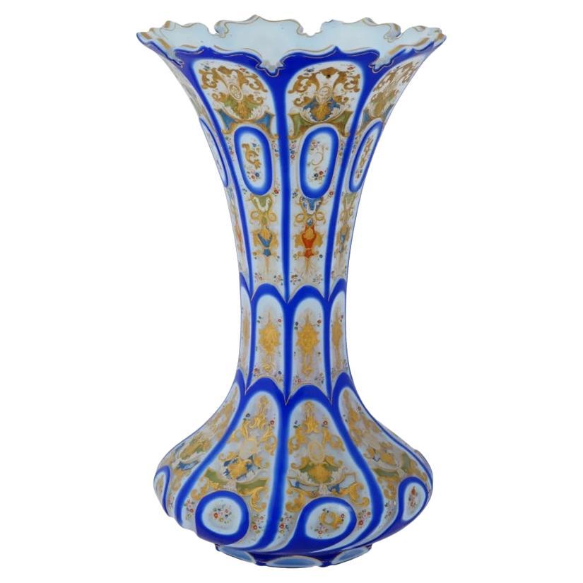 Exceptionnel vase cannelé de Bohème en verre opalin émaillé à la main, marché islamique en vente