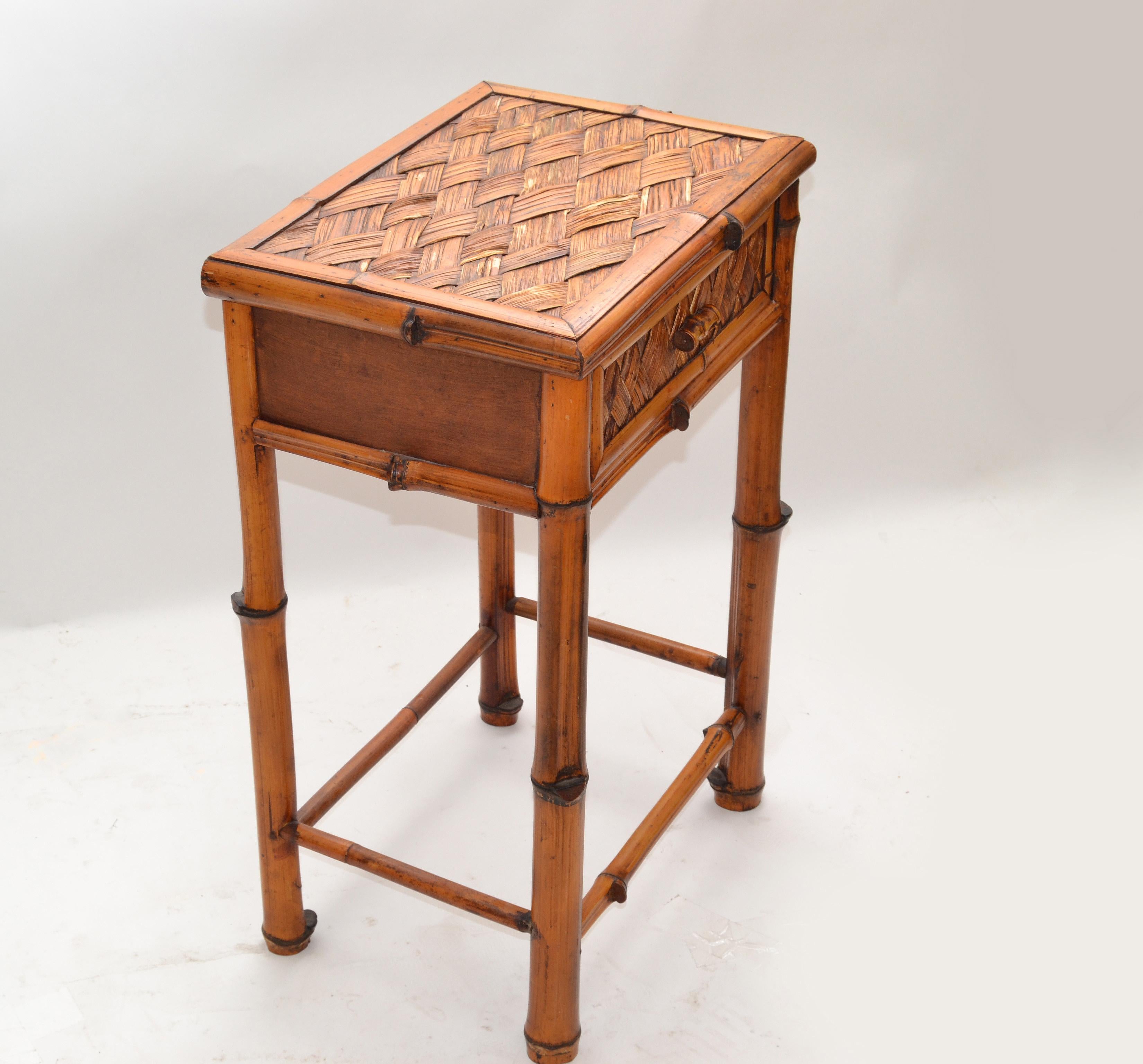 Mid-Century Modern Table d'appoint bohème moderne mi-siècle en bambou et rotin avec tiroir, fabriquée à la main en vente
