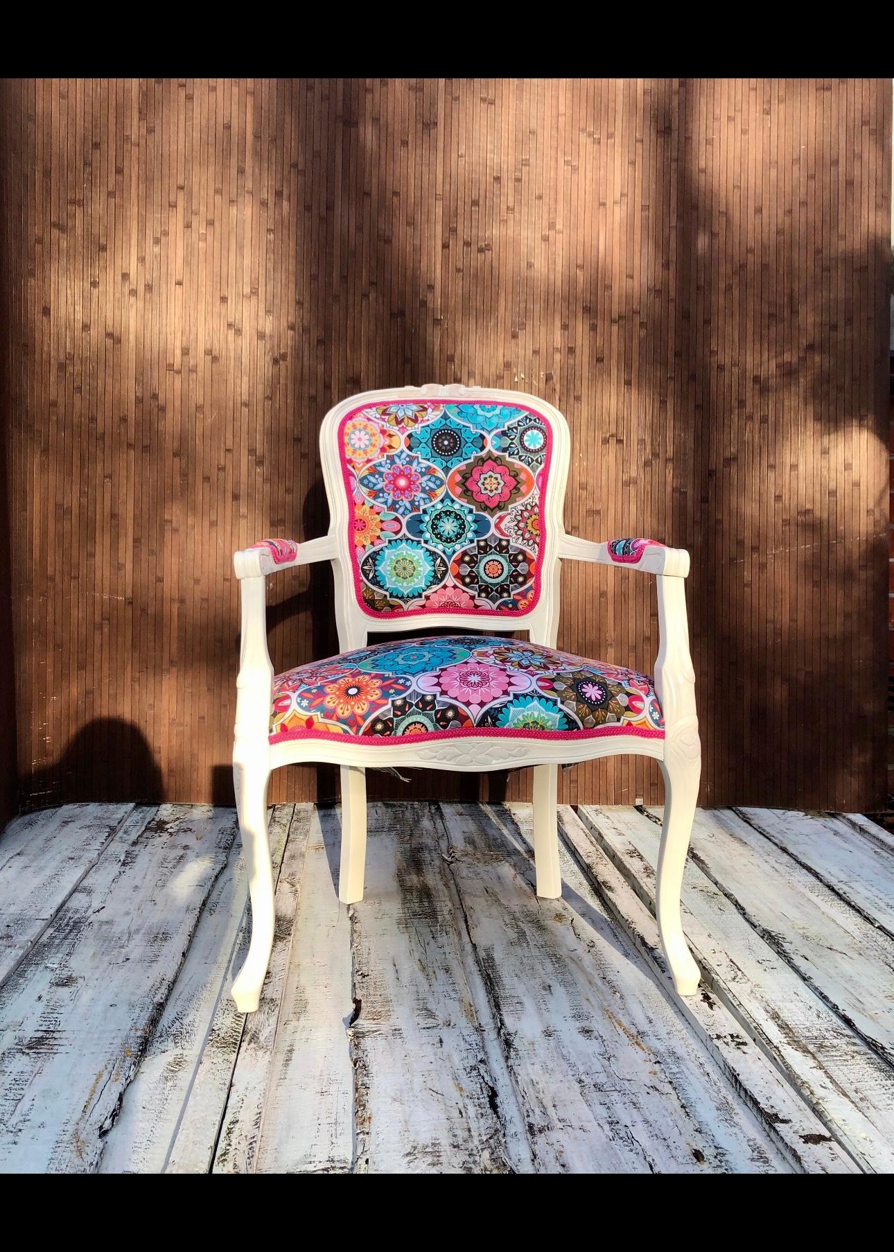 
Immerse yourself in the vivid realm of artistic expression with our meticulously handcrafted armchair. This masterpiece is a true embodiment of boho style, captivating your senses with its explosion of colors and captivating geometric
