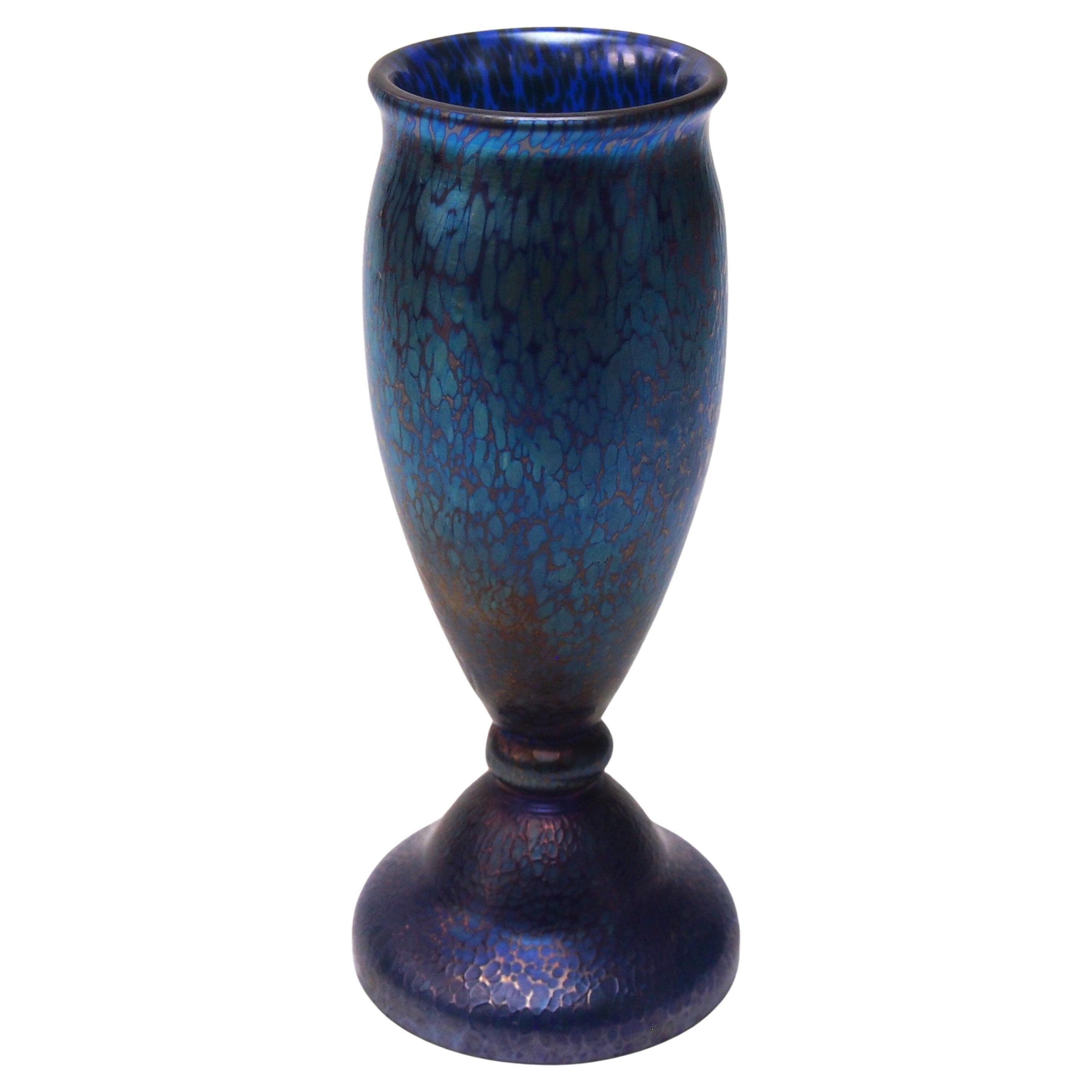 Vase Art déco de Bohème Loetz sur pied en verre papillon cobalt, vers 1920