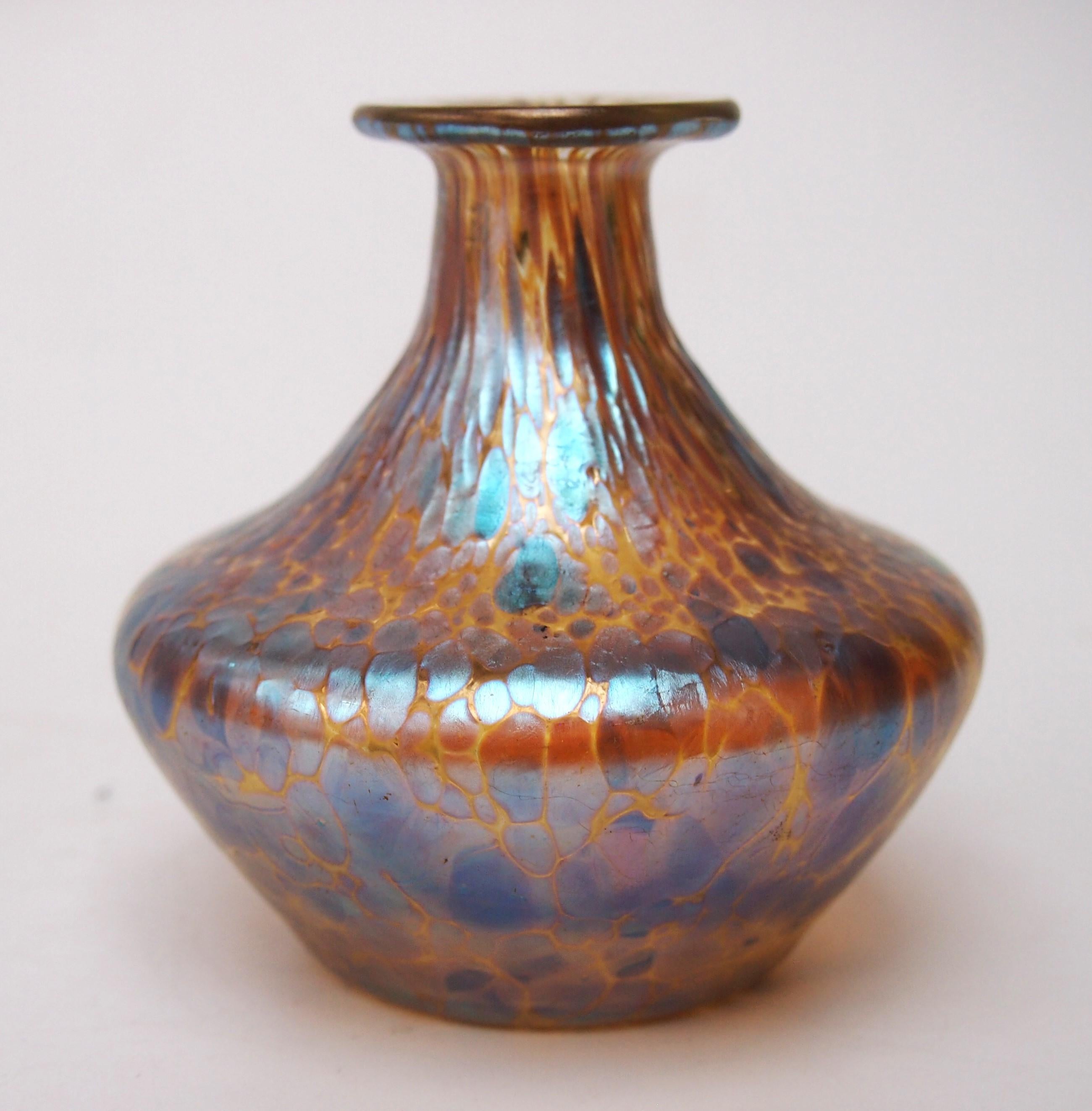 Un favoloso e simpatico vaso Art Nouveau Candia (oro su trasparente) Papillon (ala di farfalla). Questa finitura iridata è stata creata per la prima volta da Loetz nel 1898 e risale all'incirca a quel periodo. Il vaso è circolare e presenta un