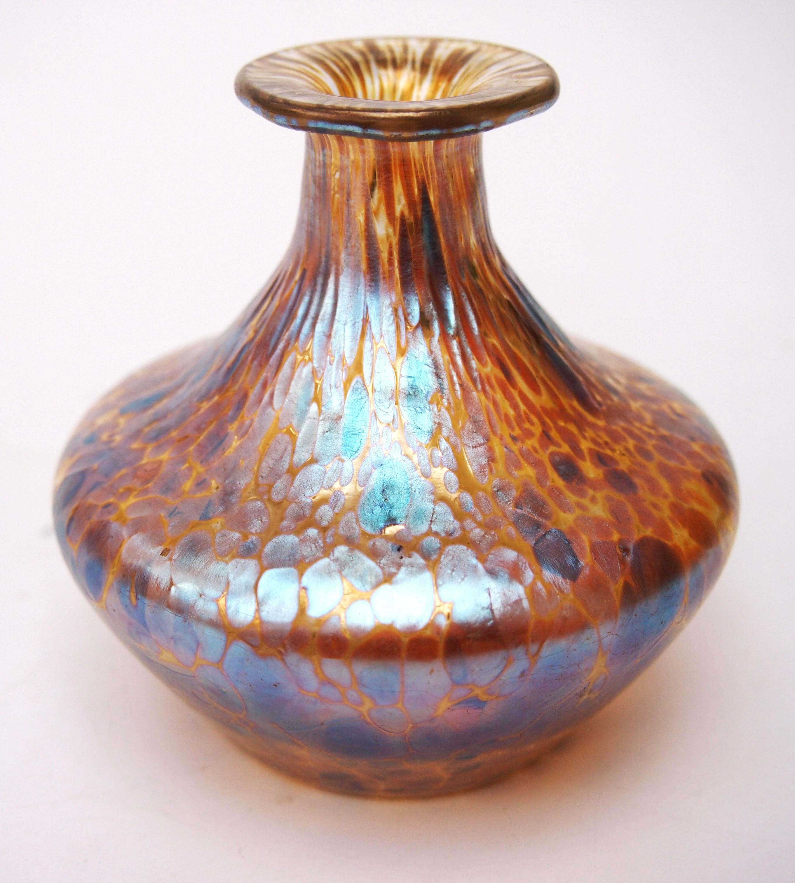 Vaso in vetro Loetz Glass Art Nouveau Candia Papillon Bohemien c1898 in vendita 2