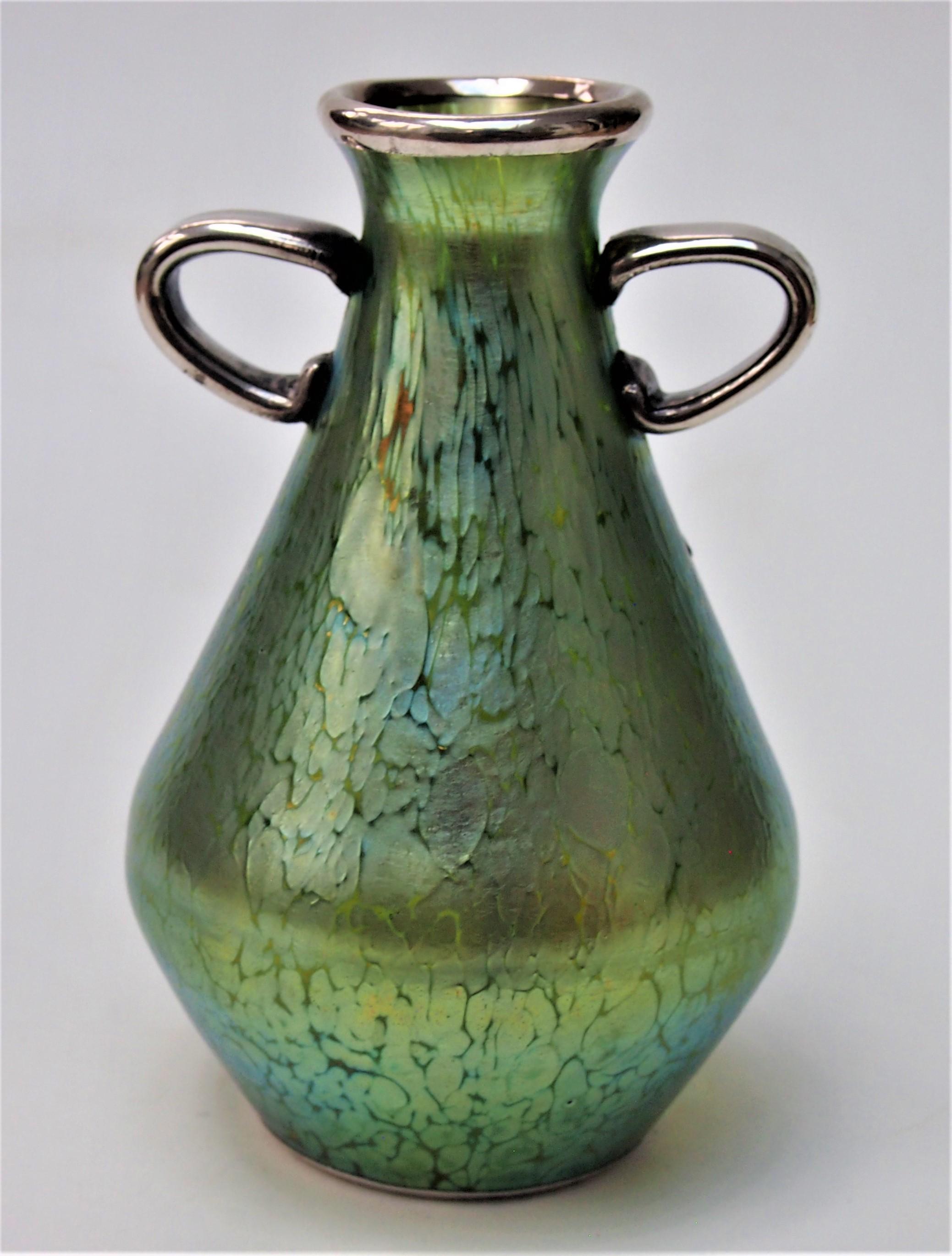 Art nouveau Vase en verre Loetz Glass Candia Papillon avec anses et décorations en argent c1898 en vente