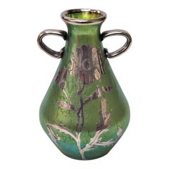 Vaso in vetro Loetz Candia Papillon di Boemia con manici e sovrapposizione d'argento c1898