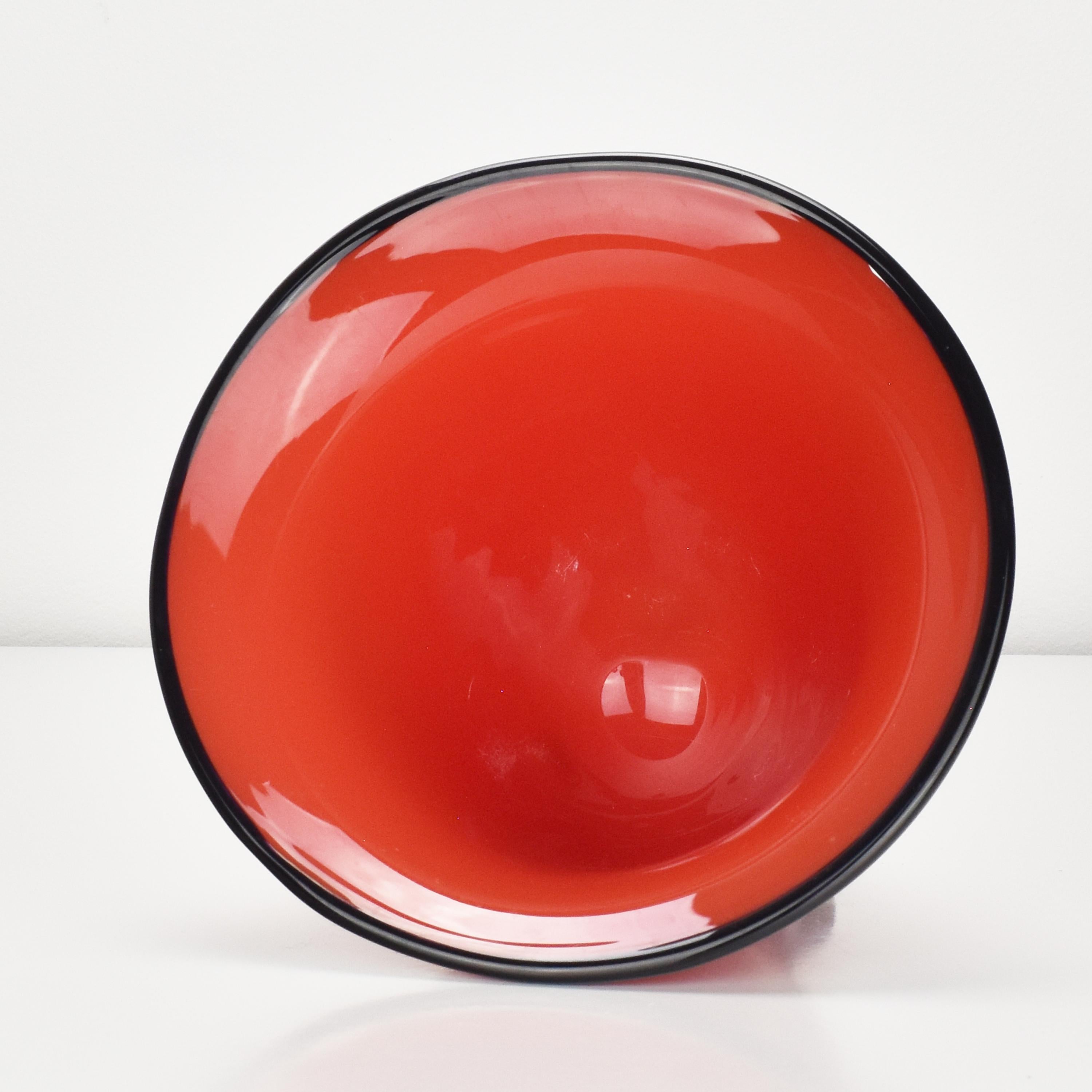 Böhmische Loetz-Vase aus rotem Tango-Glas, m. Schwarze Akzente von Michael Powolny im Zustand „Gut“ im Angebot in Bad Säckingen, DE