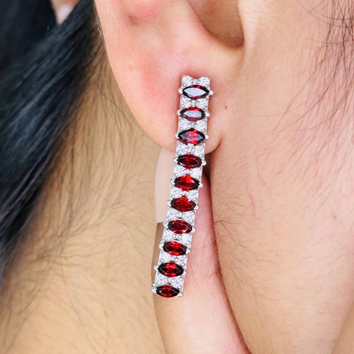 Orecchini pendenti a forma di linea di granato di Boemia in argento sterling, per fare un figurone con il tuo look. Per dare un tocco di classe al tuo look, ti servono degli orecchini pendenti. Questi orecchini creano un look scintillante e lussuoso