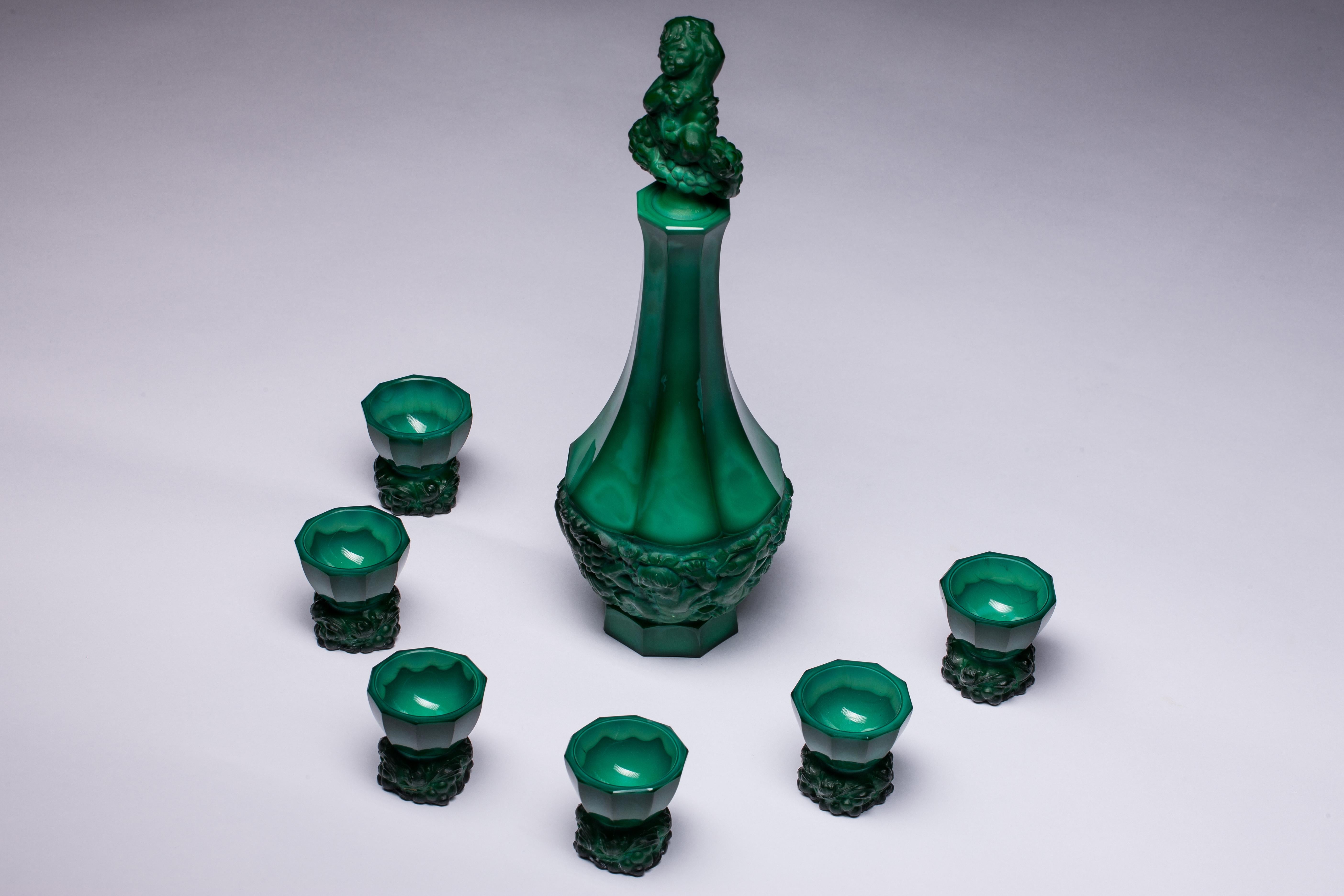 Bohemian Malachite Glass Decanter and Six Cordials In Excellent Condition For Sale In Vilnius, LT