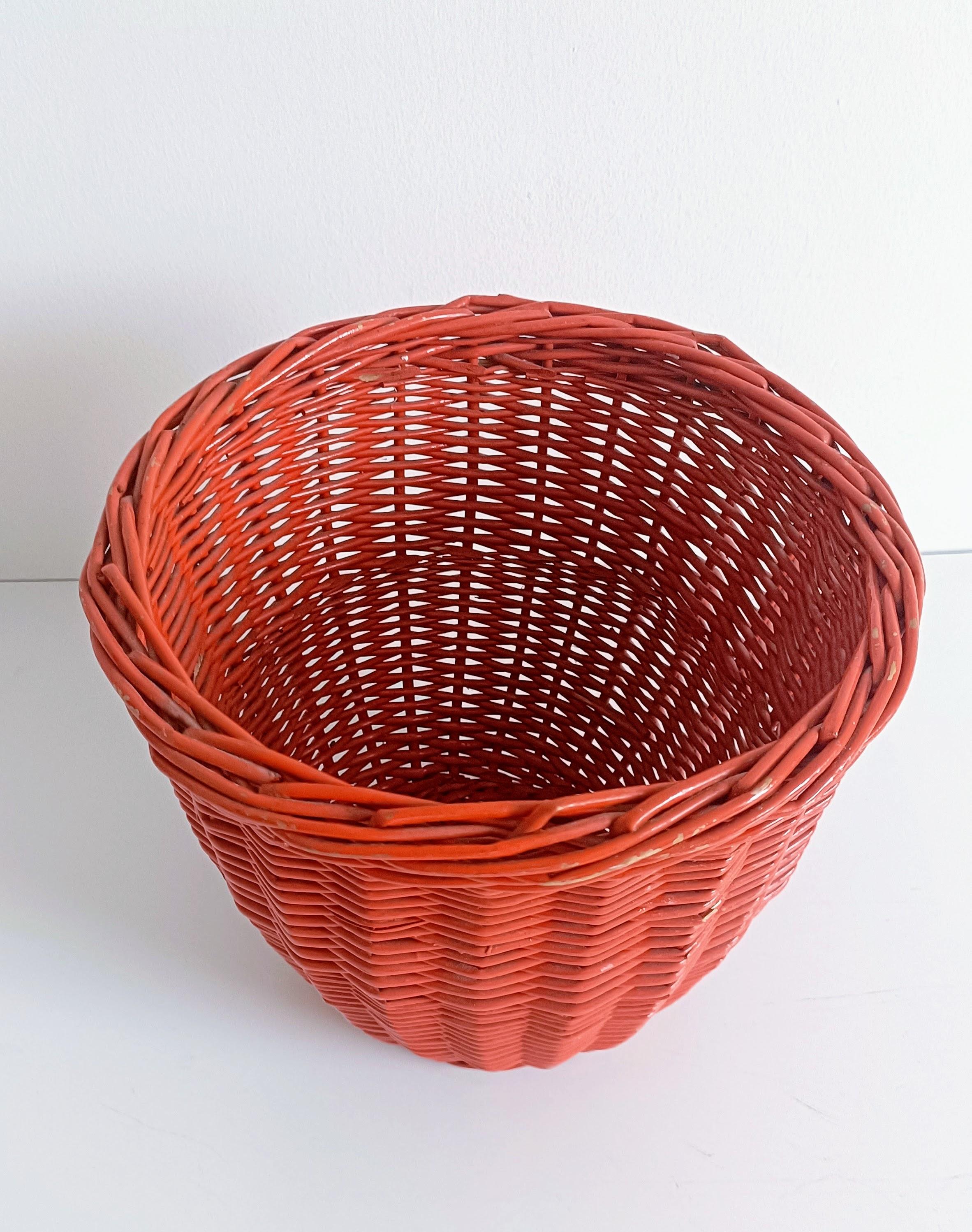 Cestino di vimini rosso corallo di metà secolo, Francia, circa 1960 in vendita 2