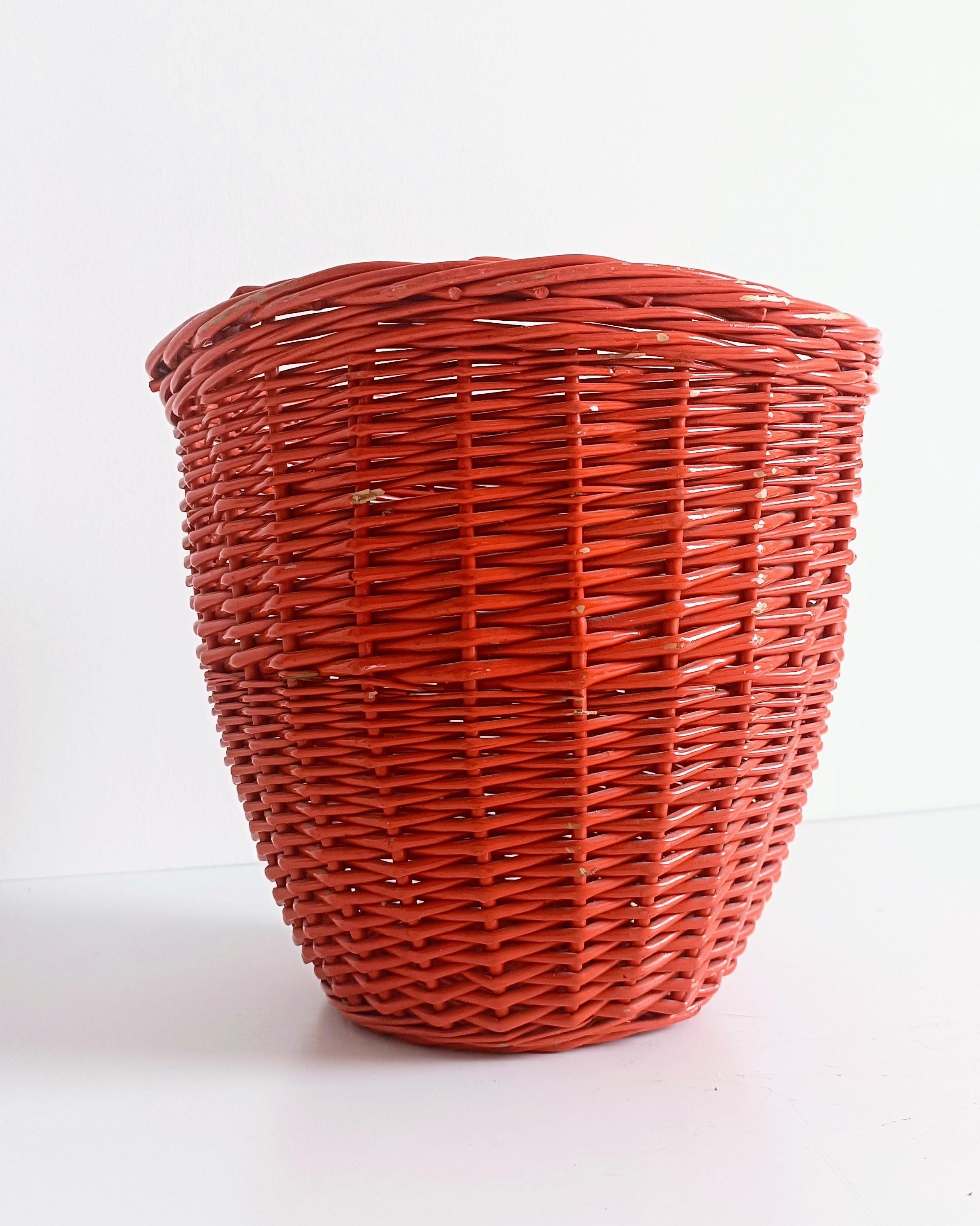 Cestino di vimini rosso corallo di metà secolo, Francia, circa 1960 in vendita 3