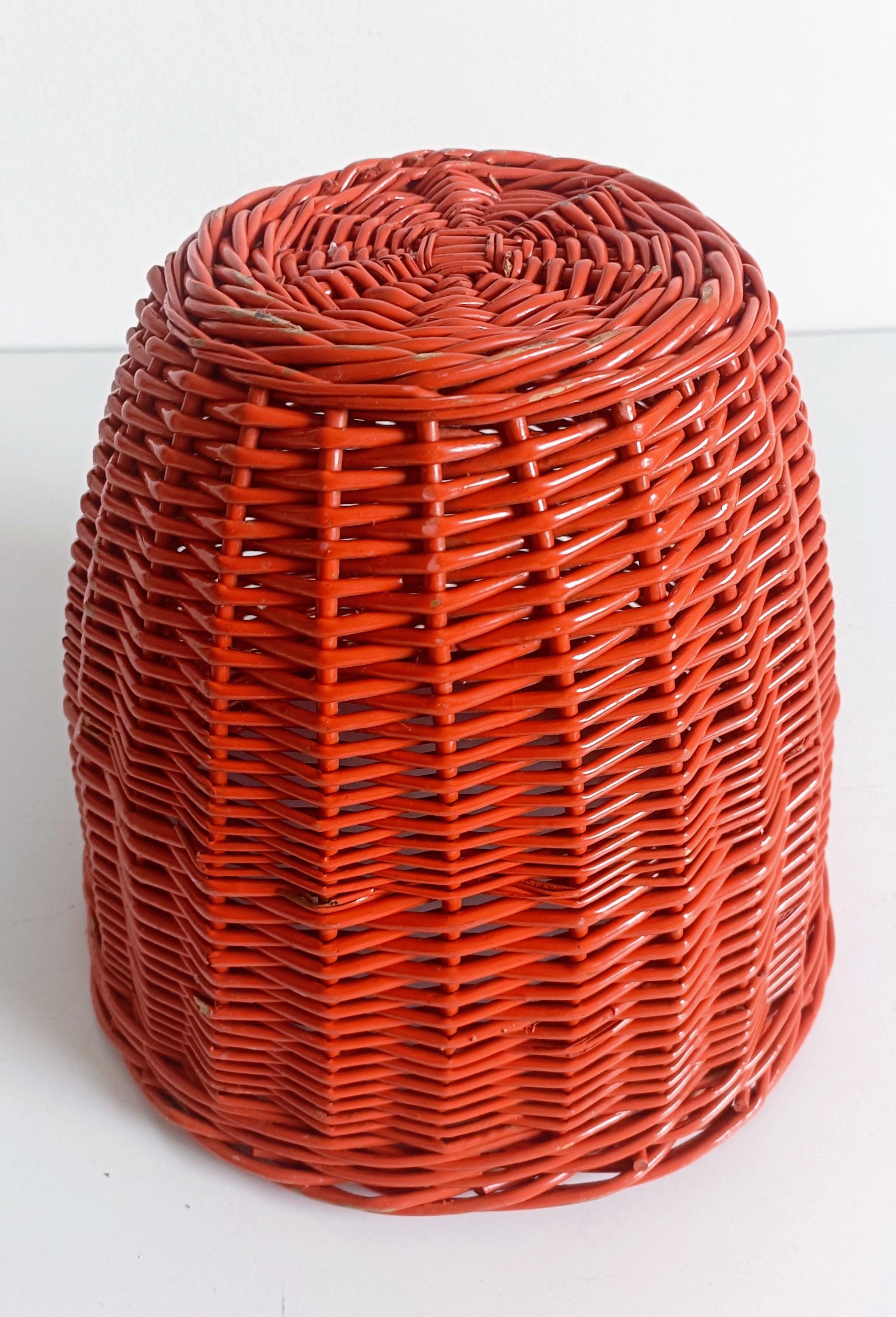 Cestino di vimini rosso corallo di metà secolo, Francia, circa 1960 in vendita 4