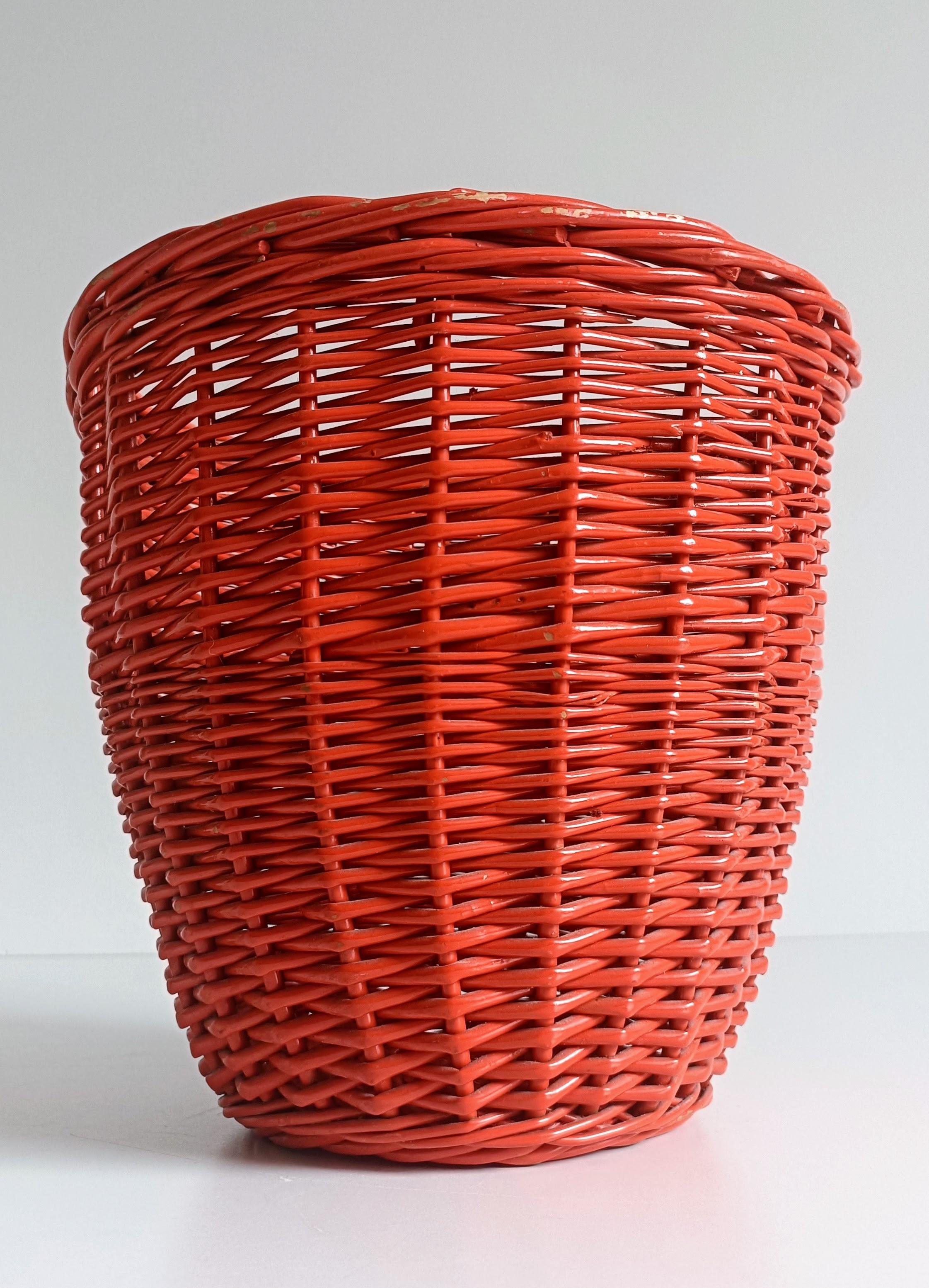 Cestino di vimini rosso corallo di metà secolo, Francia, circa 1960 in vendita 5