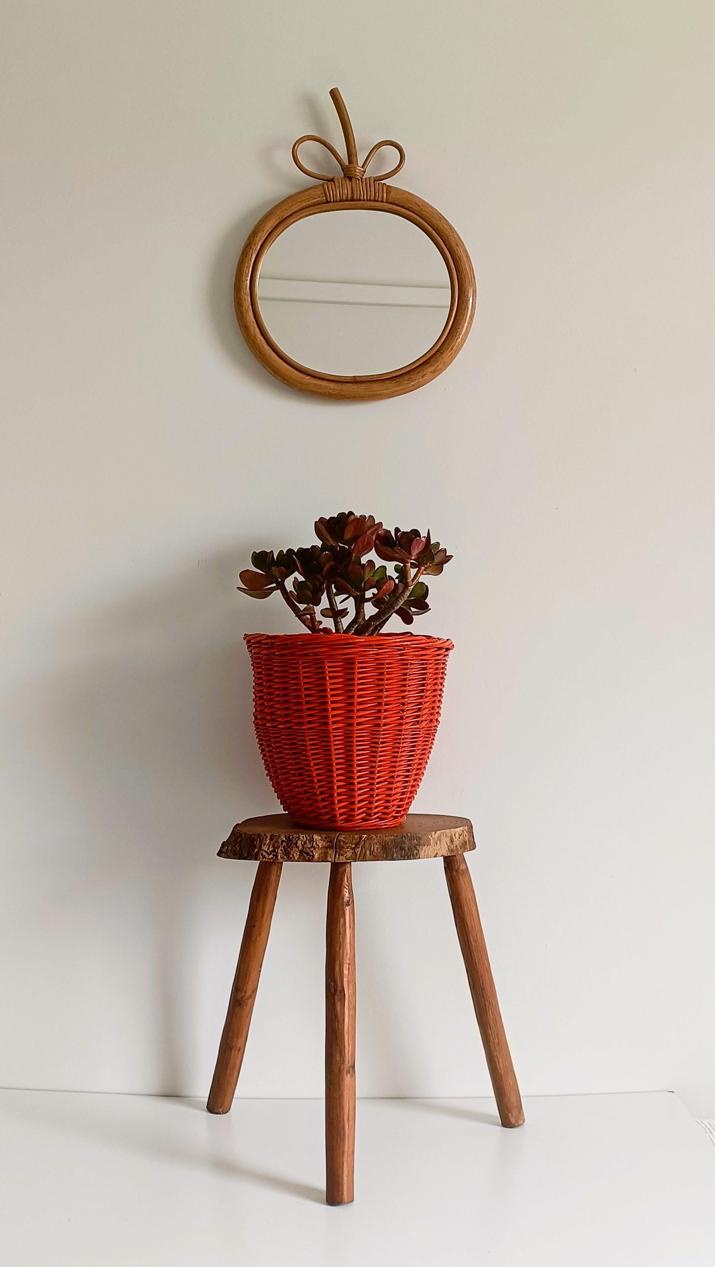 Incantevole cesto di vimini dipinto di rosso corallo della metà del secolo scorso, Francia, circa anni '60

Un delizioso cesto di vimini intrecciato a mano e dipinto in un vivace rosso corallo, realizzato in Francia negli anni Sessanta. Sia