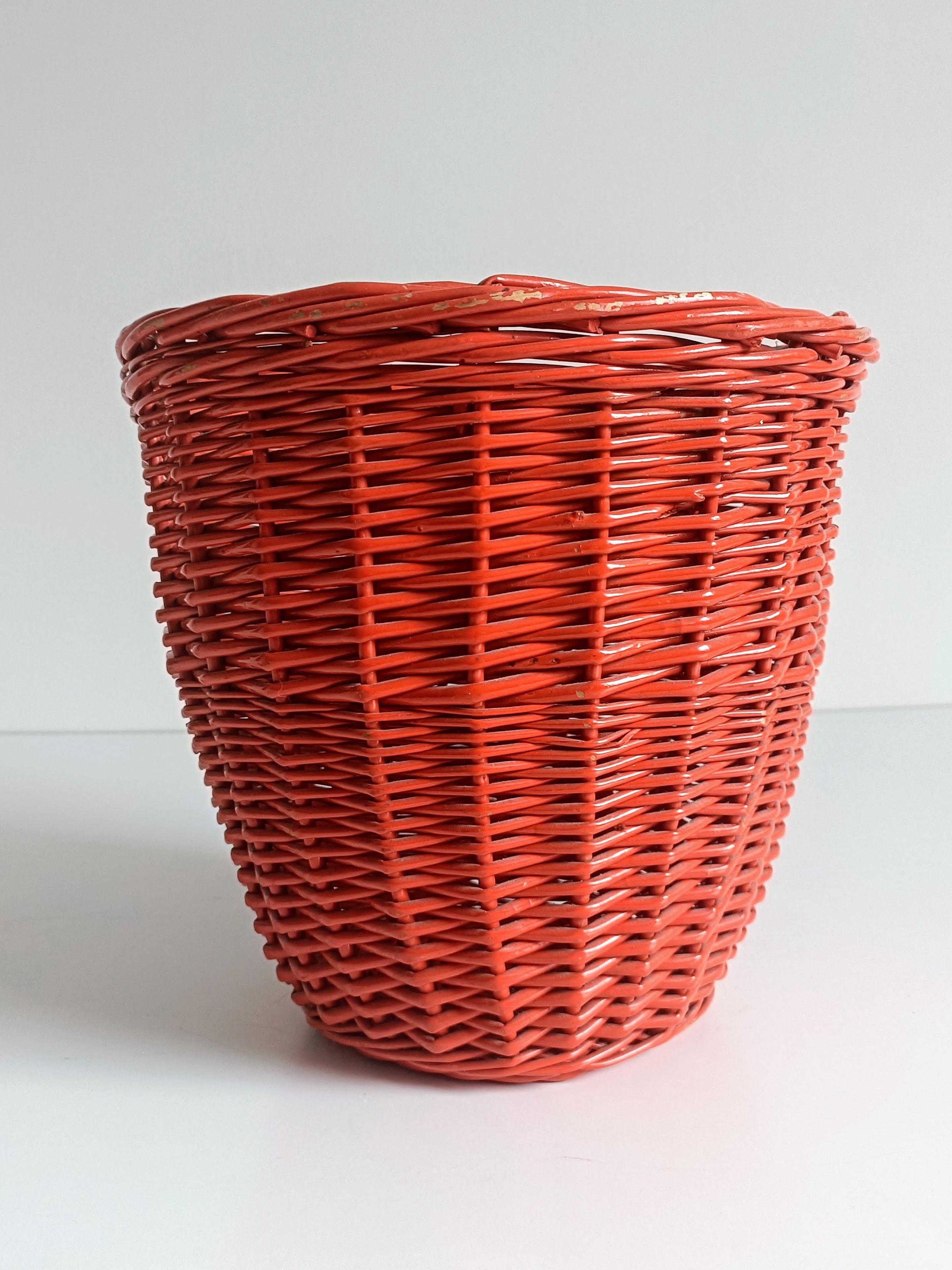 Bohémien Cestino di vimini rosso corallo di metà secolo, Francia, circa 1960 in vendita