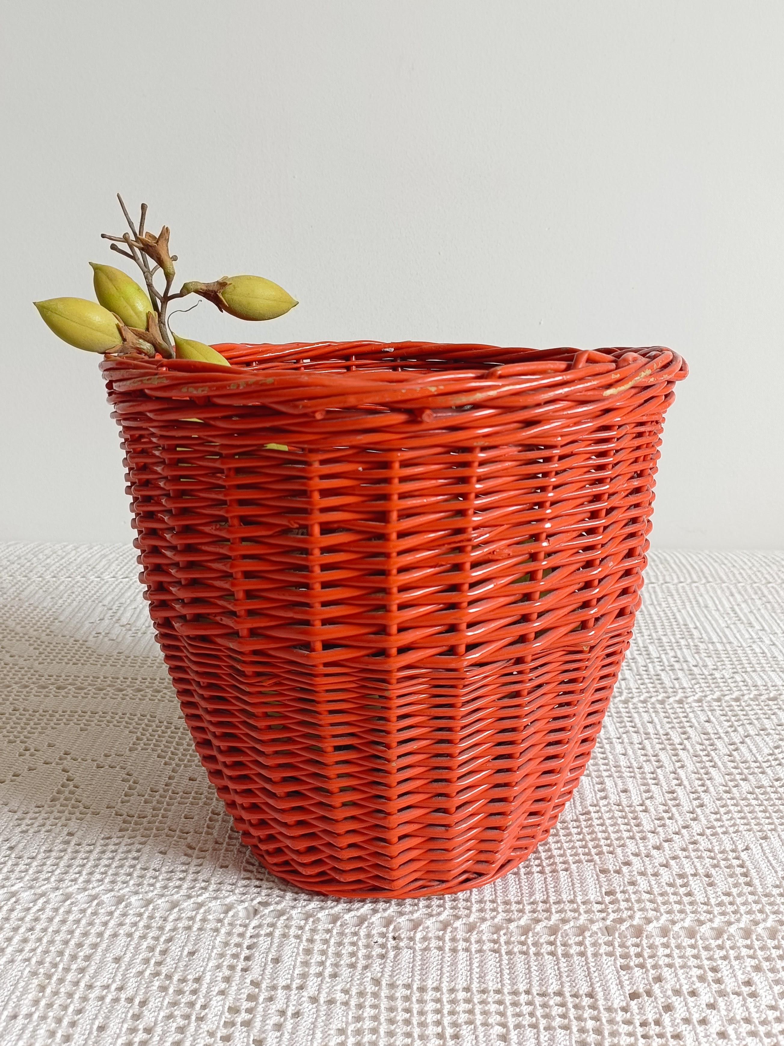 Francese Cestino di vimini rosso corallo di metà secolo, Francia, circa 1960 in vendita