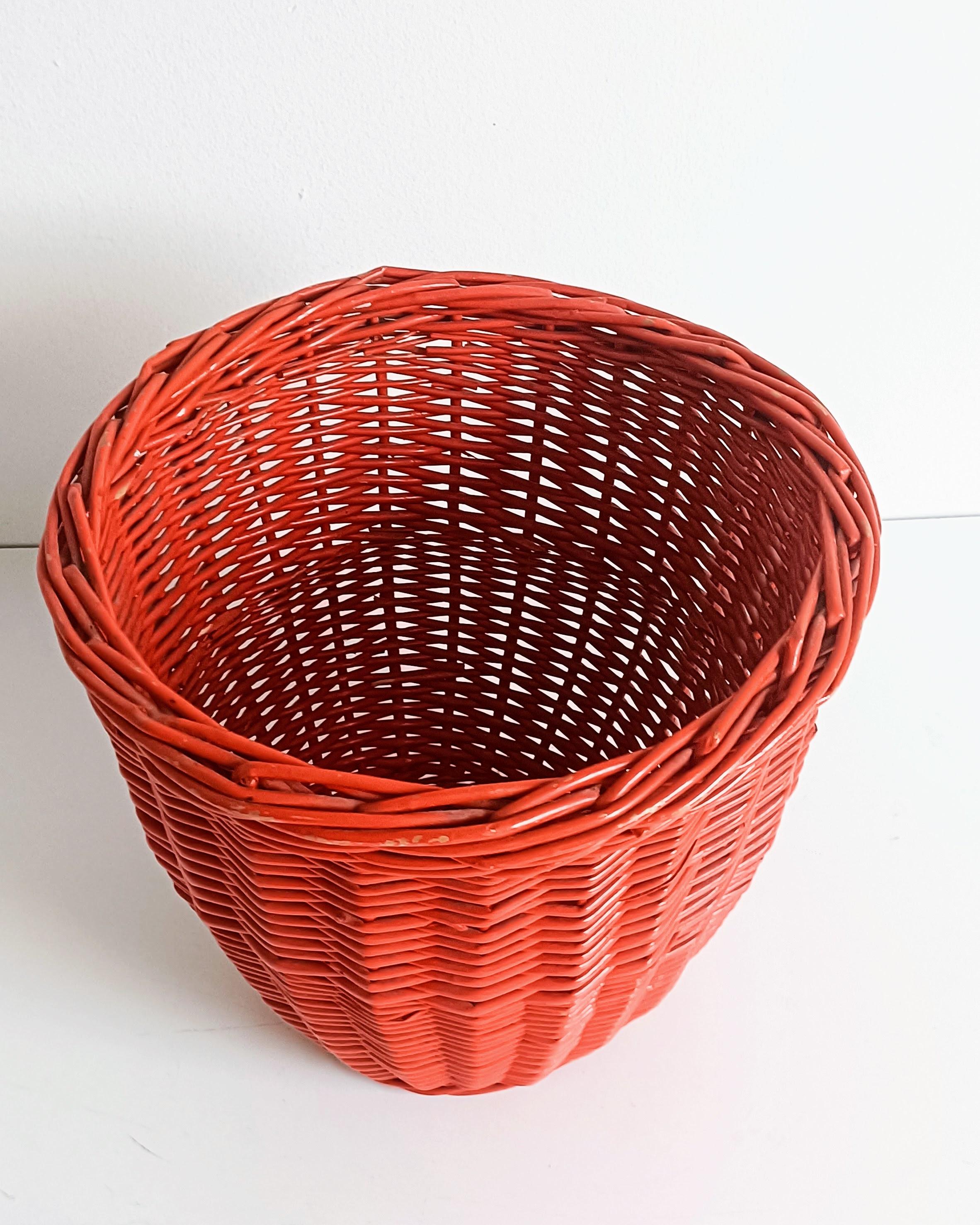 Dipinto Cestino di vimini rosso corallo di metà secolo, Francia, circa 1960 in vendita