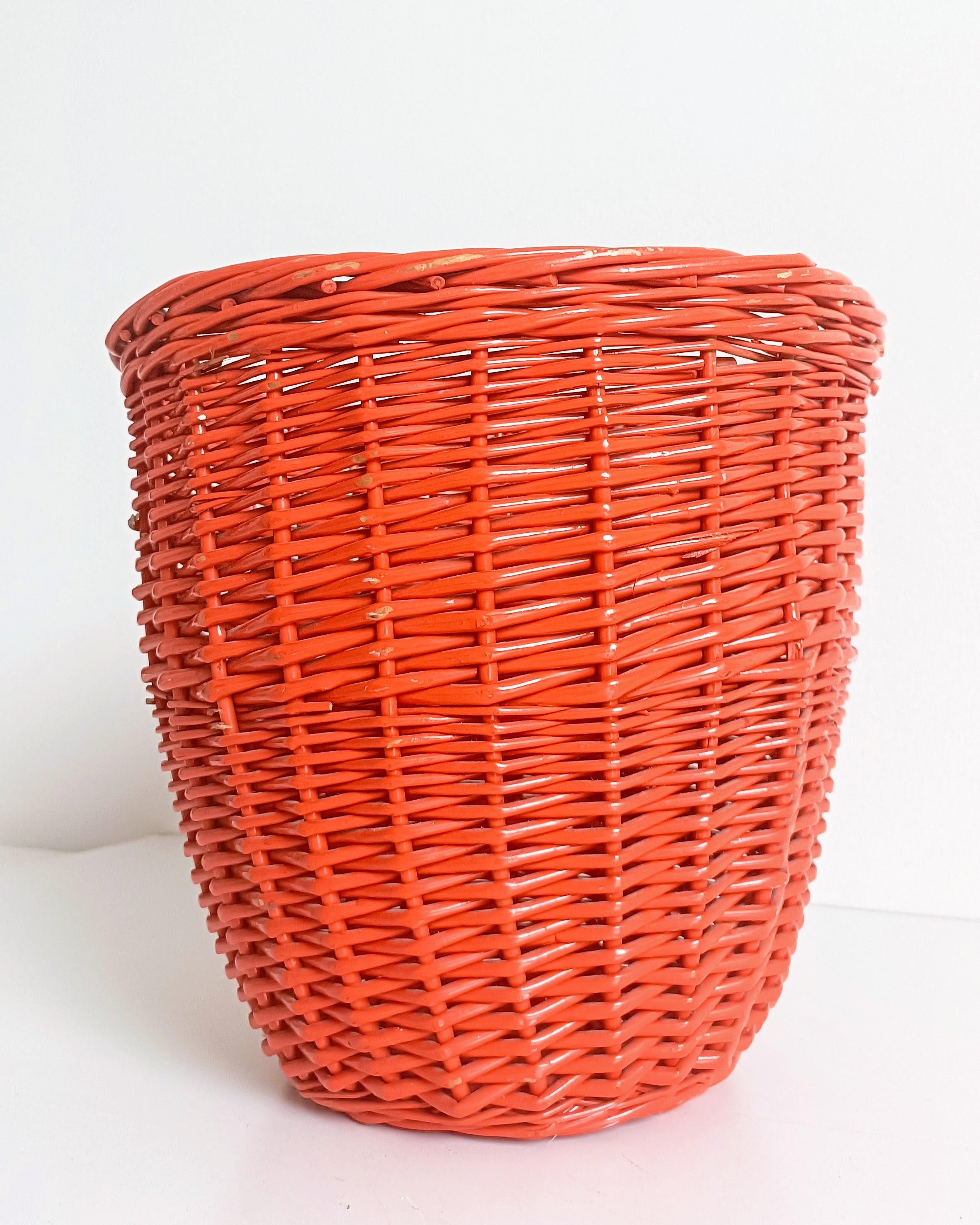 Cestino di vimini rosso corallo di metà secolo, Francia, circa 1960 In condizioni buone in vendita a Valencia, VC