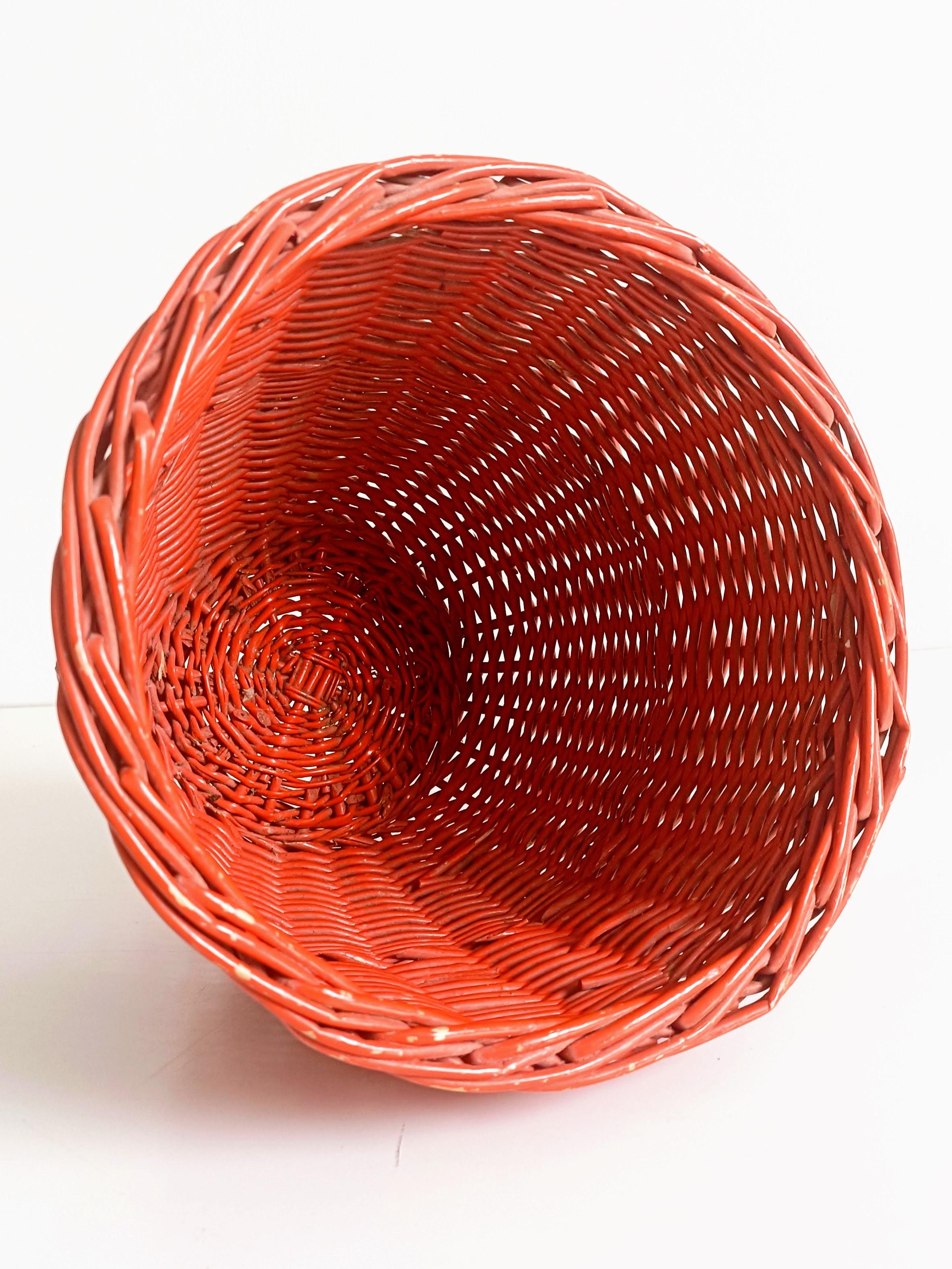 Vimini Cestino di vimini rosso corallo di metà secolo, Francia, circa 1960 in vendita
