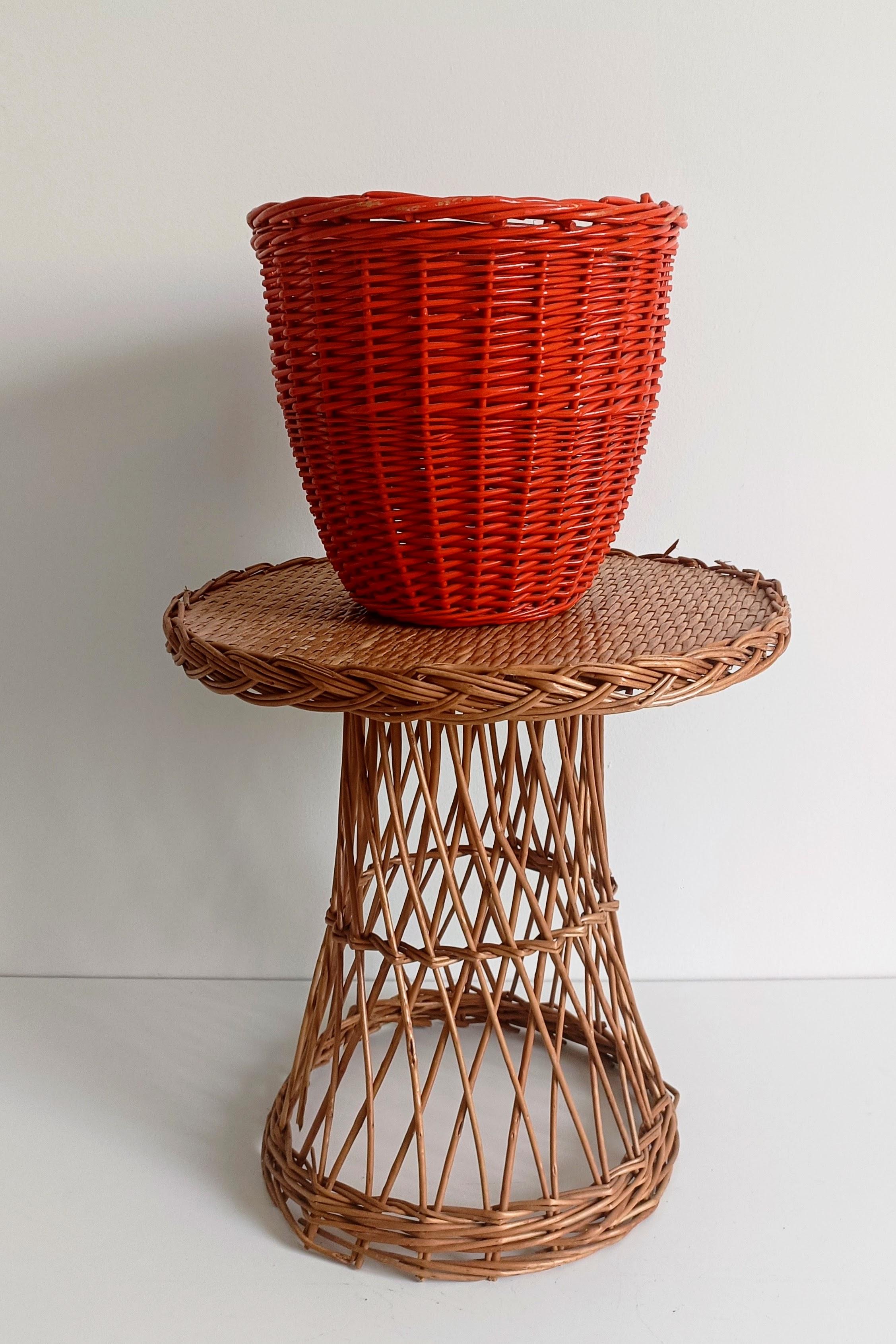 Cestino di vimini rosso corallo di metà secolo, Francia, circa 1960 in vendita 1