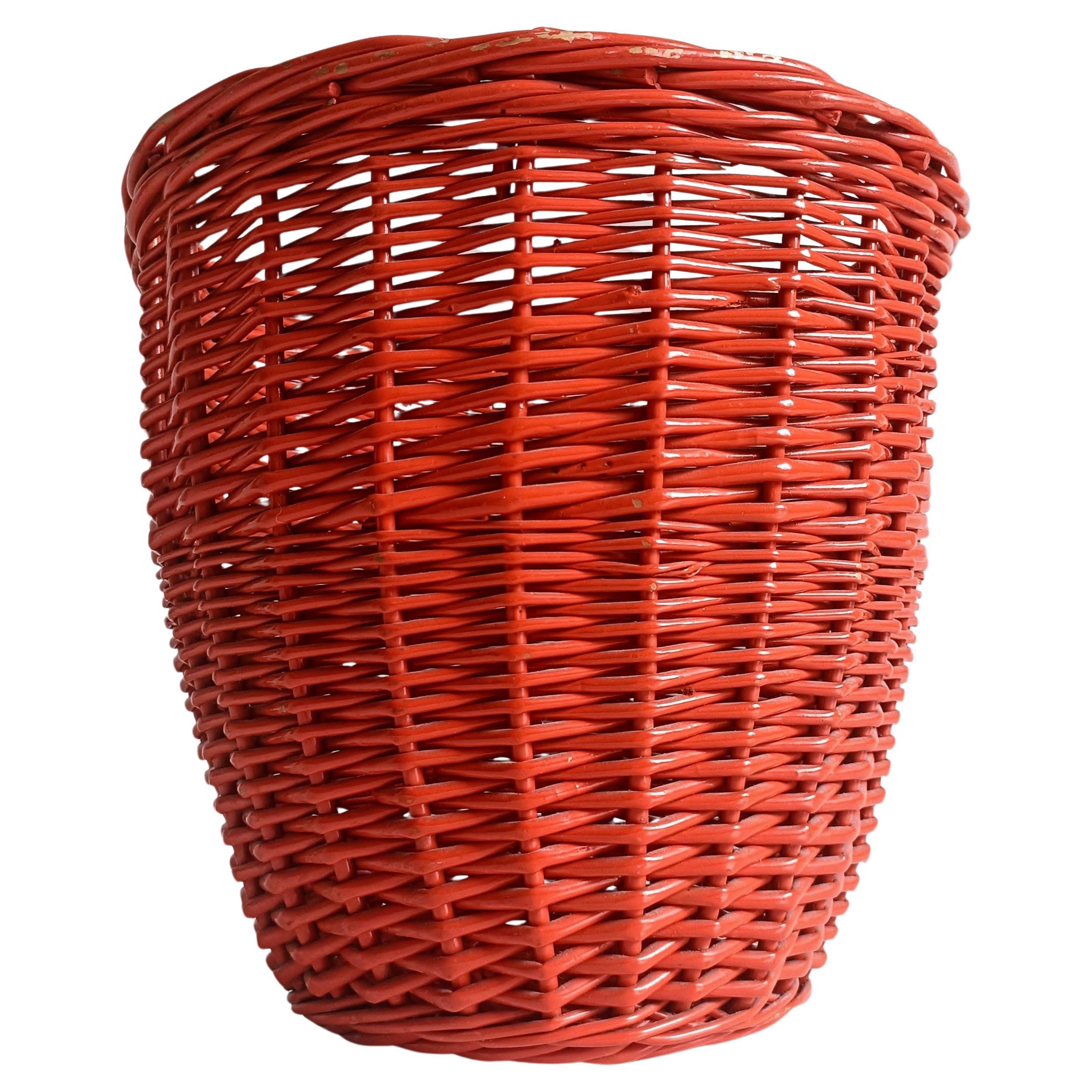 Cestino di vimini rosso corallo di metà secolo, Francia, circa 1960 in vendita