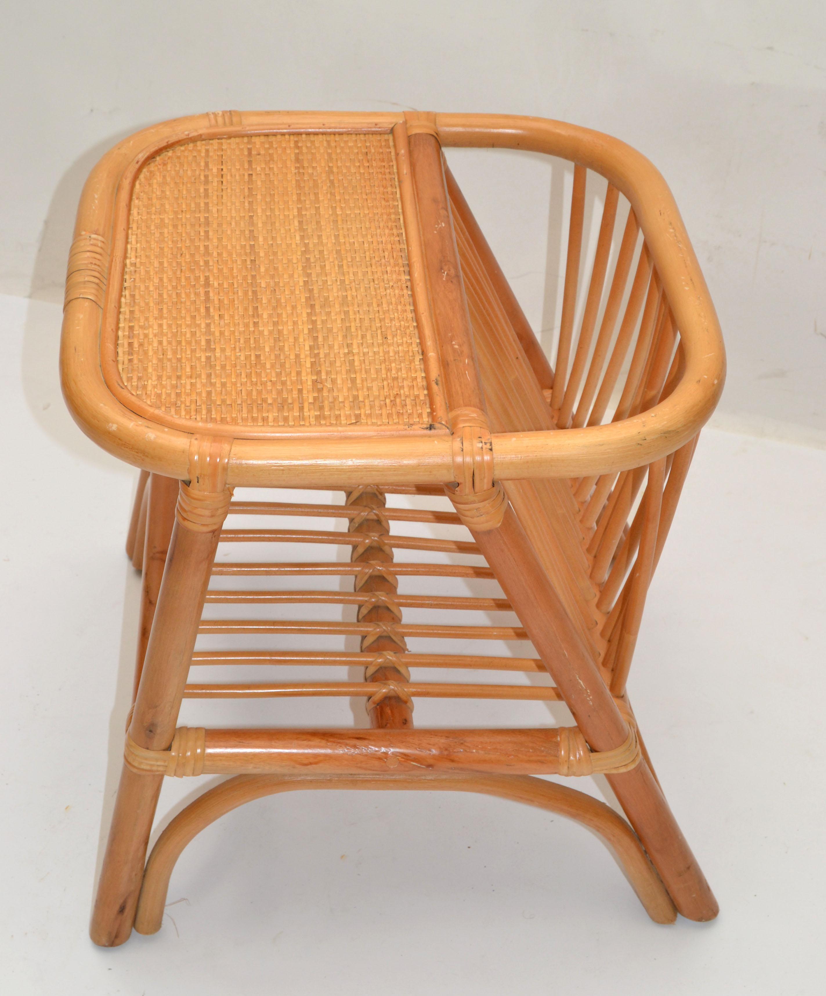 Table d'appoint porte-revues en bambou et rotin, fabriquée à la main, de style bohème, mi-siècle moderne en vente 3