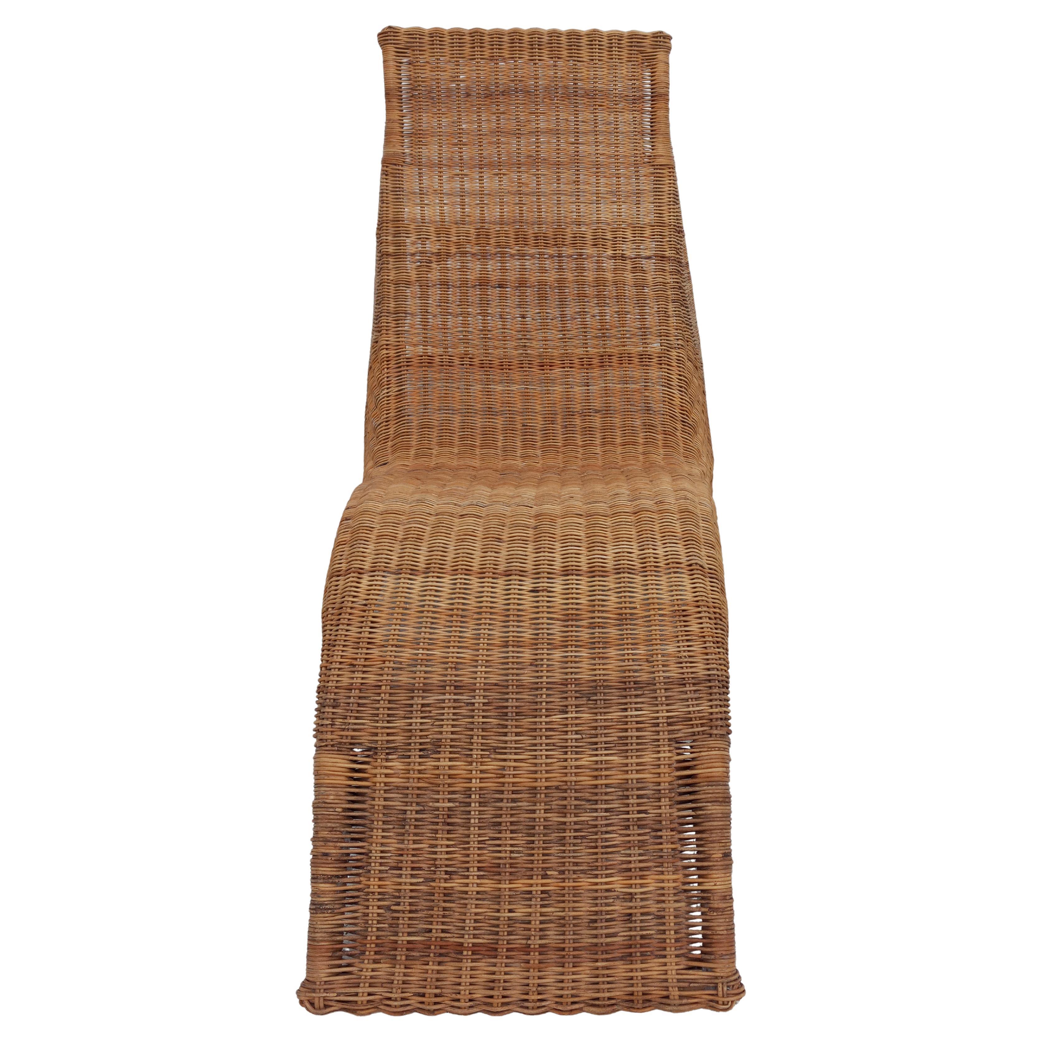 Atemberaubende Chaiselongue oder Loungesessel im Mid-Century Modern Stil.
Design von Carl Öjerstam für Ikea.
Auffälliges schwedisches Design aus den 1990er Jahren.
Ausgeführt in Korb und Rattan, ein idyllischer Ort zum Entspannen und perfekt für die