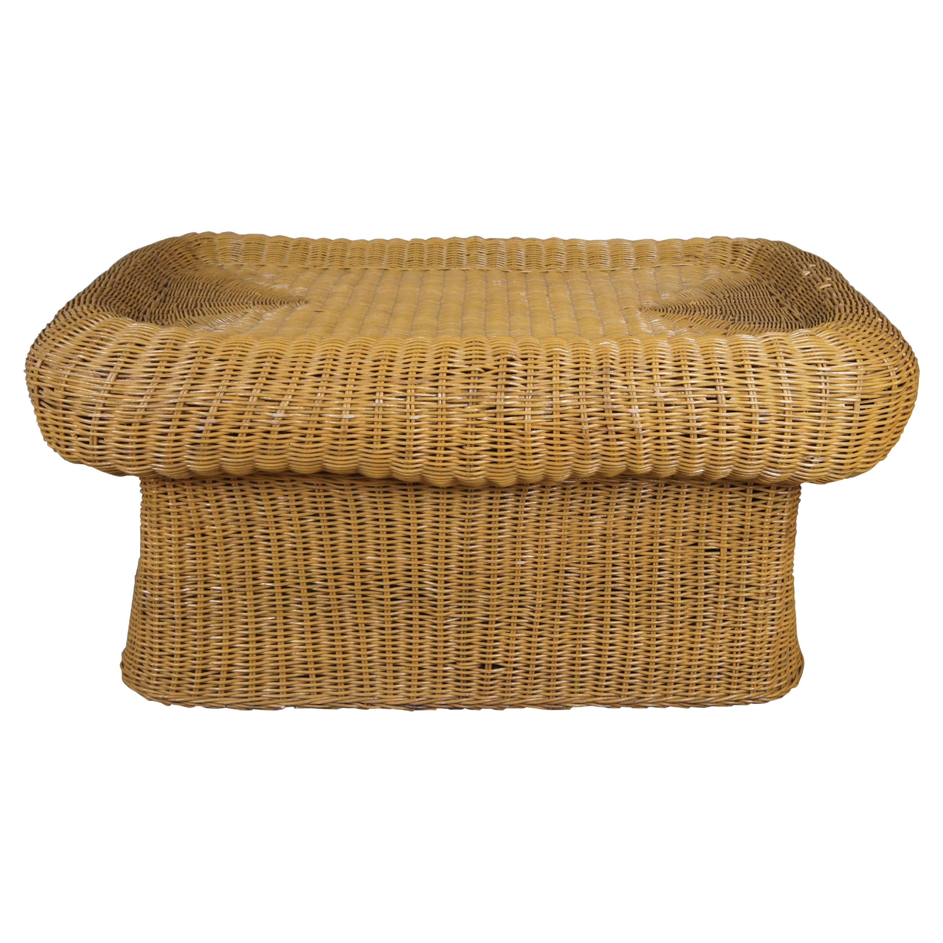 Table basse en osier tressé, rotin, bambou, table à café, ottoman 47", Bohemian Moderns Sculptural en vente