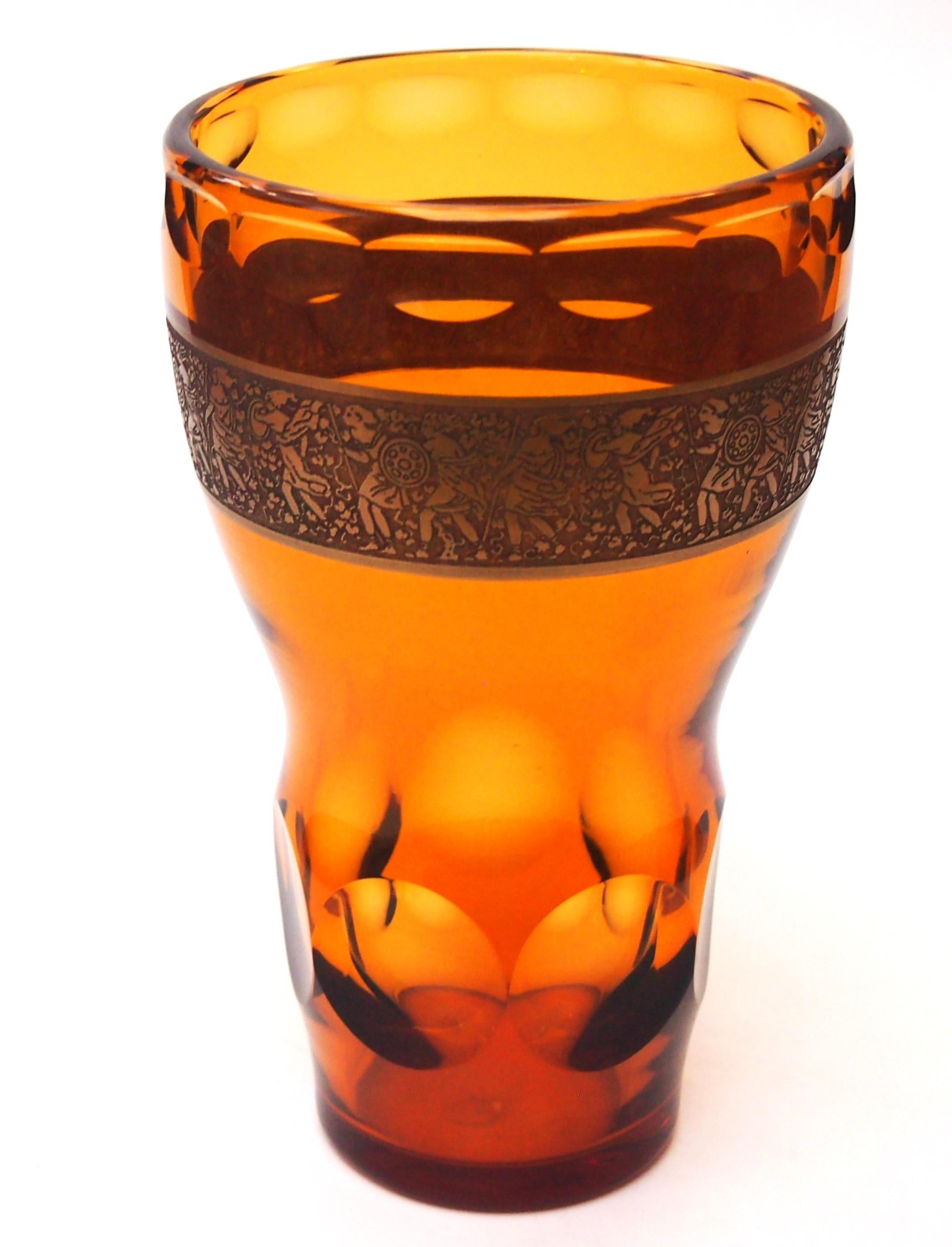 Atemberaubende große Art Deco signiert Moser Honig Bernstein Oroplastic Vase mit Fenster geschnitten Kreise auf der Oberseite und dem Hauptkörper. Das oroplastische Design zeigt kämpfende Amazonen mit Schilden und Speeren in voller Länge  - Dieses