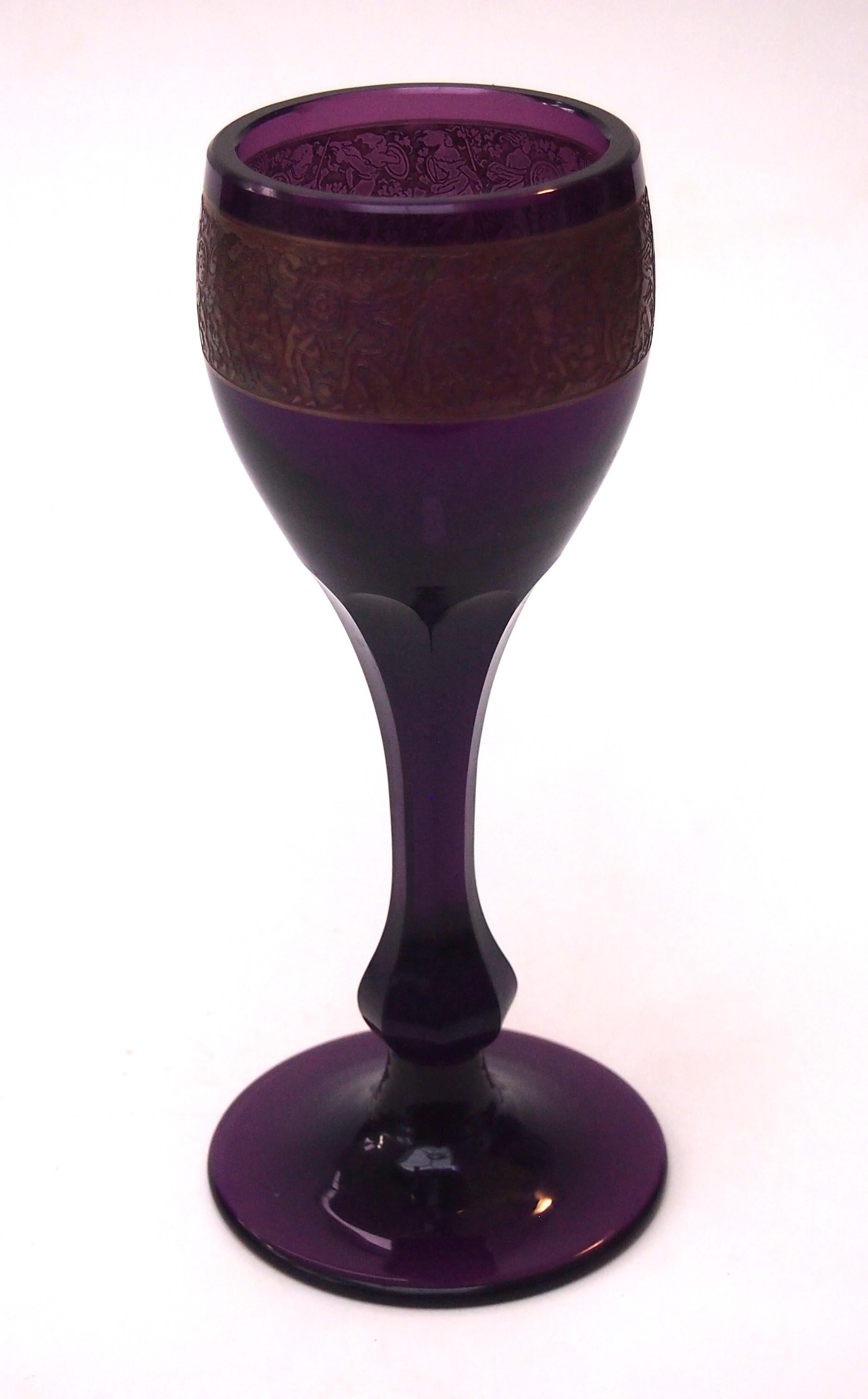 Superbe vase Art Déco signé Moser en oroplastique violet en forme de verre à vin (une forme rare - le verre est trop épais pour être un récipient à boire). Le design en oroplastique représente des amazones se battant avec des boucliers et des lances