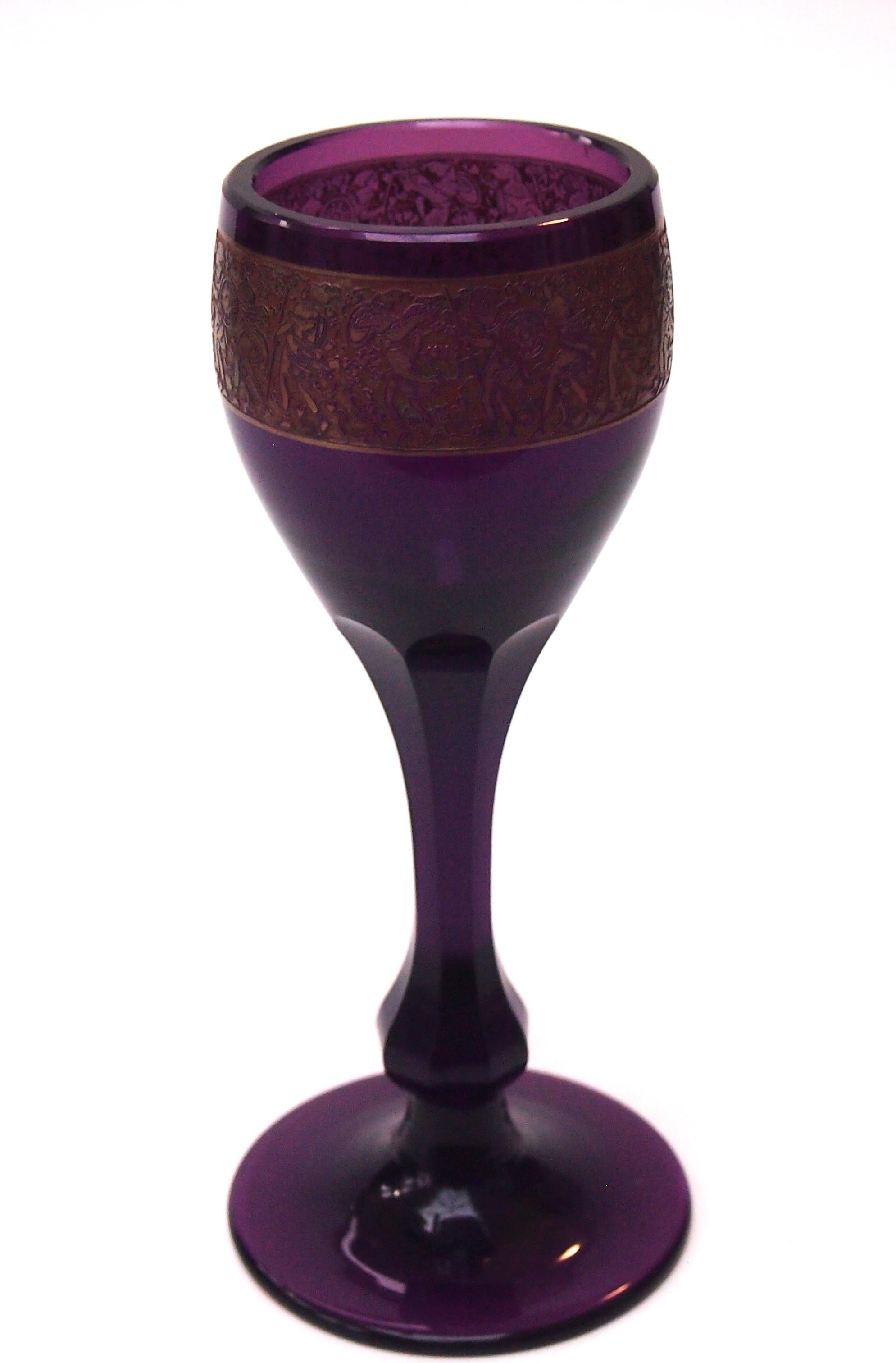 Tchèque Vase Art Déco bohème Moser en verre violet ornemental, 1920 en vente