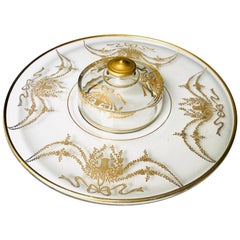 Bohemian Moser Art Glass Intaglio Cut Plateau rond surdimensionné avec couvercle central.