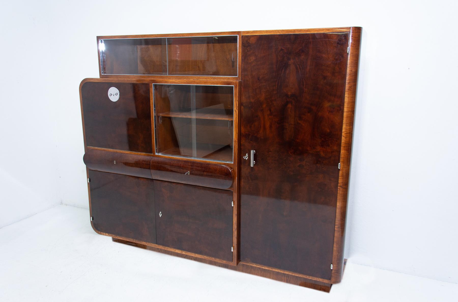 Bauhaus Bohemian Oak and Walnut Veneer Display Cabinet from Urban Company, 1930s
