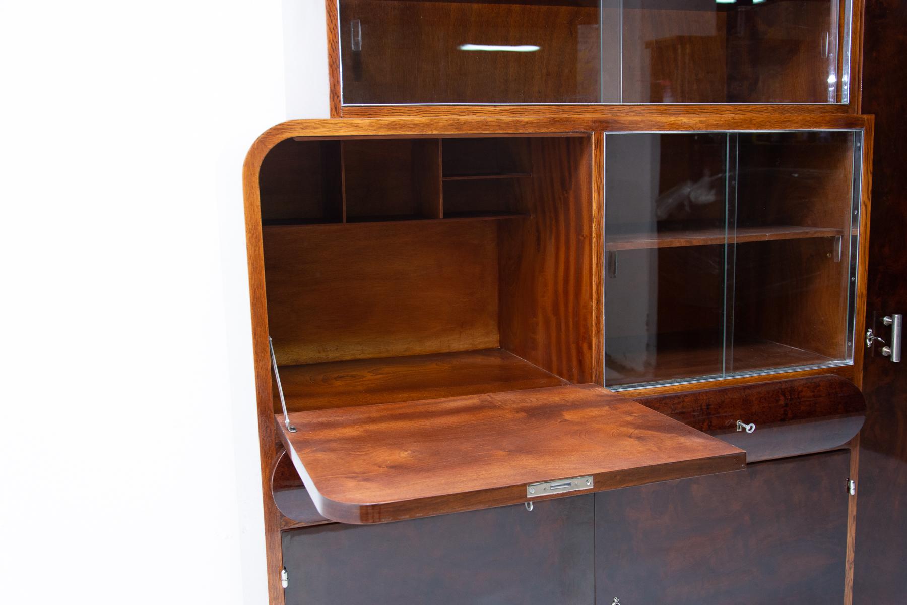 Bohemian Oak and Walnut Veneer Display Cabinet from Urban Company, 1930s In Excellent Condition In Prague 8, CZ