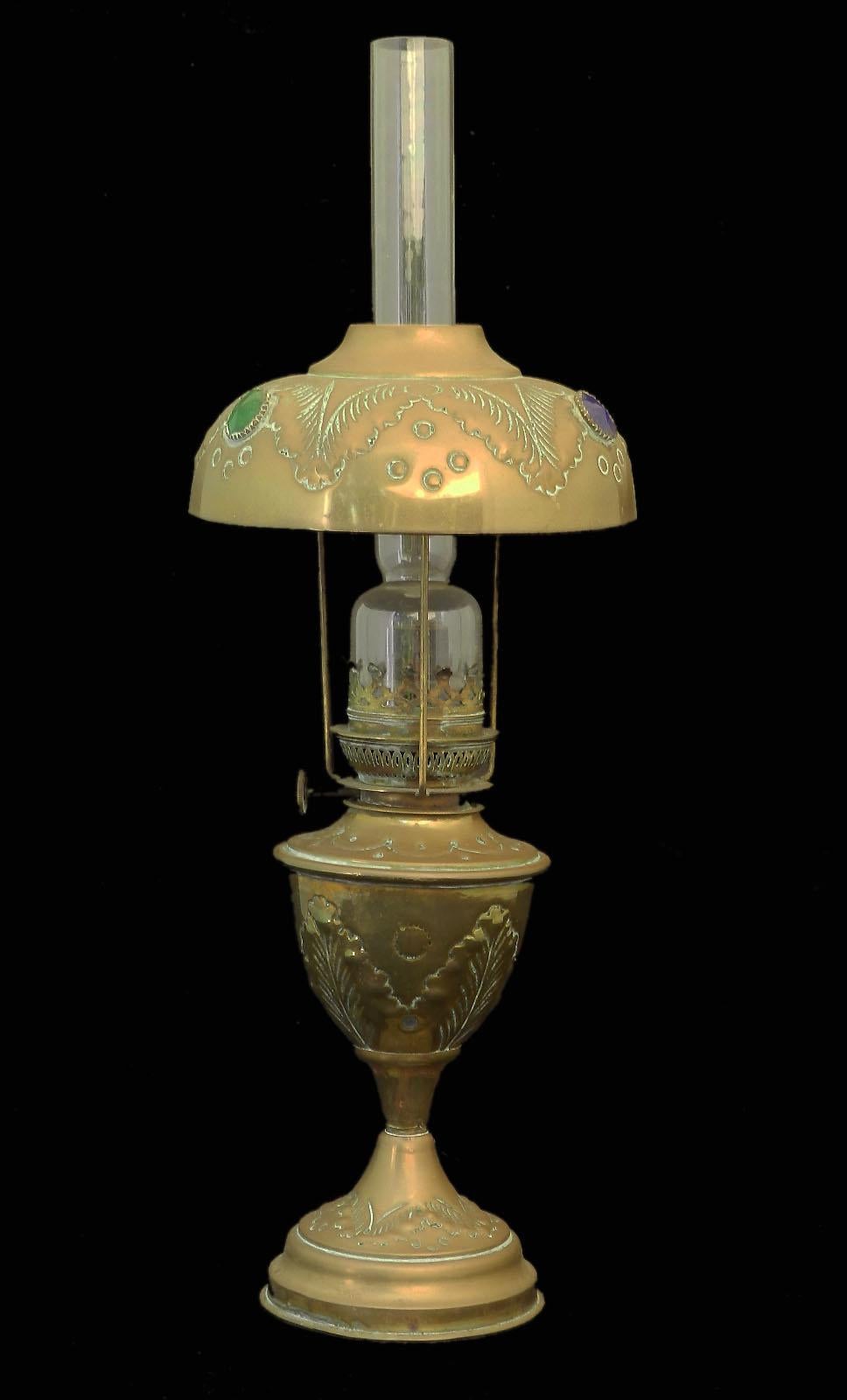 Lampada a olio boema francese in ottone con cabuchon in vetro del 1910 circa
Lampada ad olio originale
Buone condizioni con una grande patina di usura, segni dell'età e dell'uso commisurati all'età e all'uso.





  