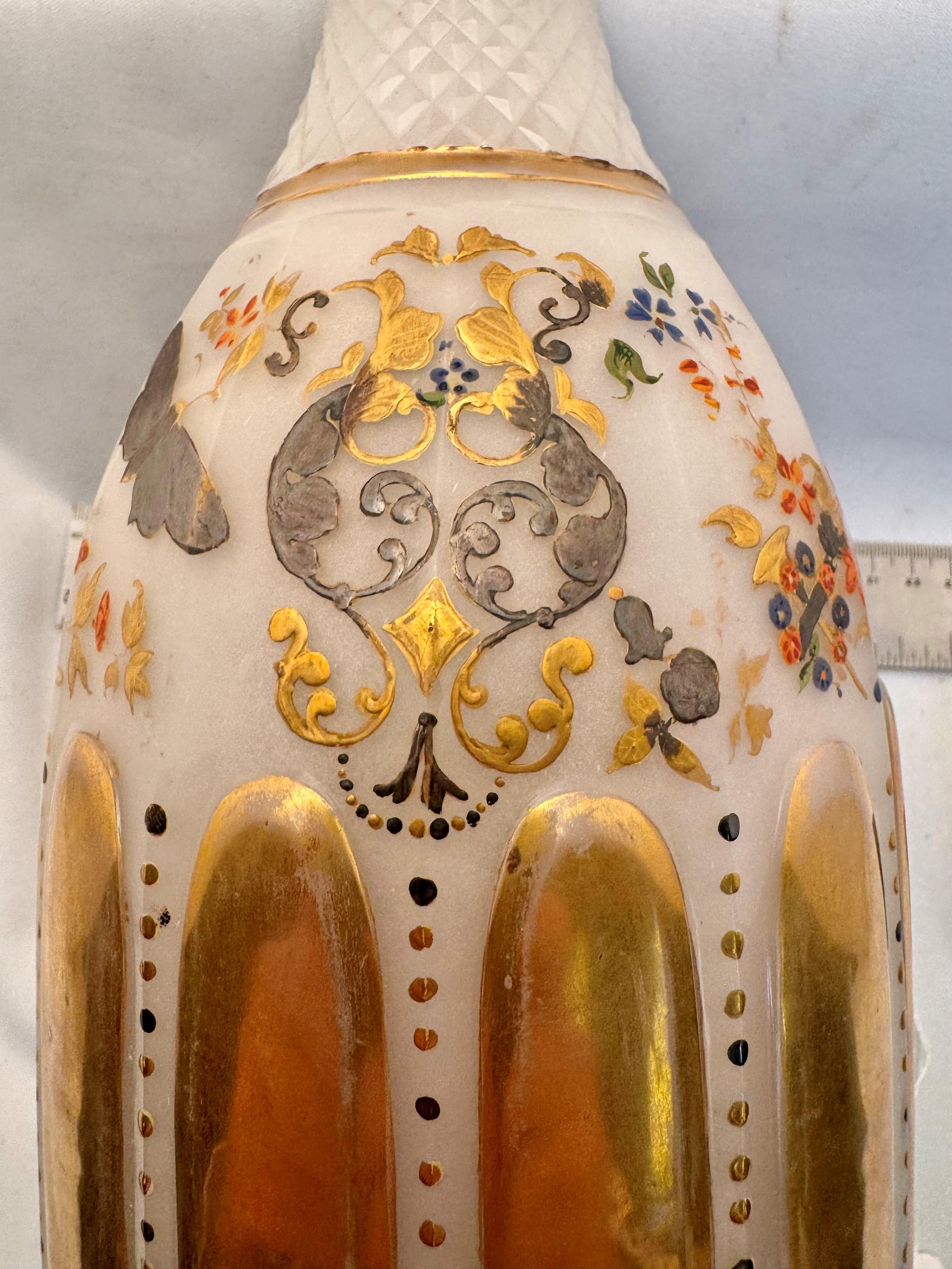 Decantador y tapón en forma de mazo de opalina de Bohemia en venta 1
