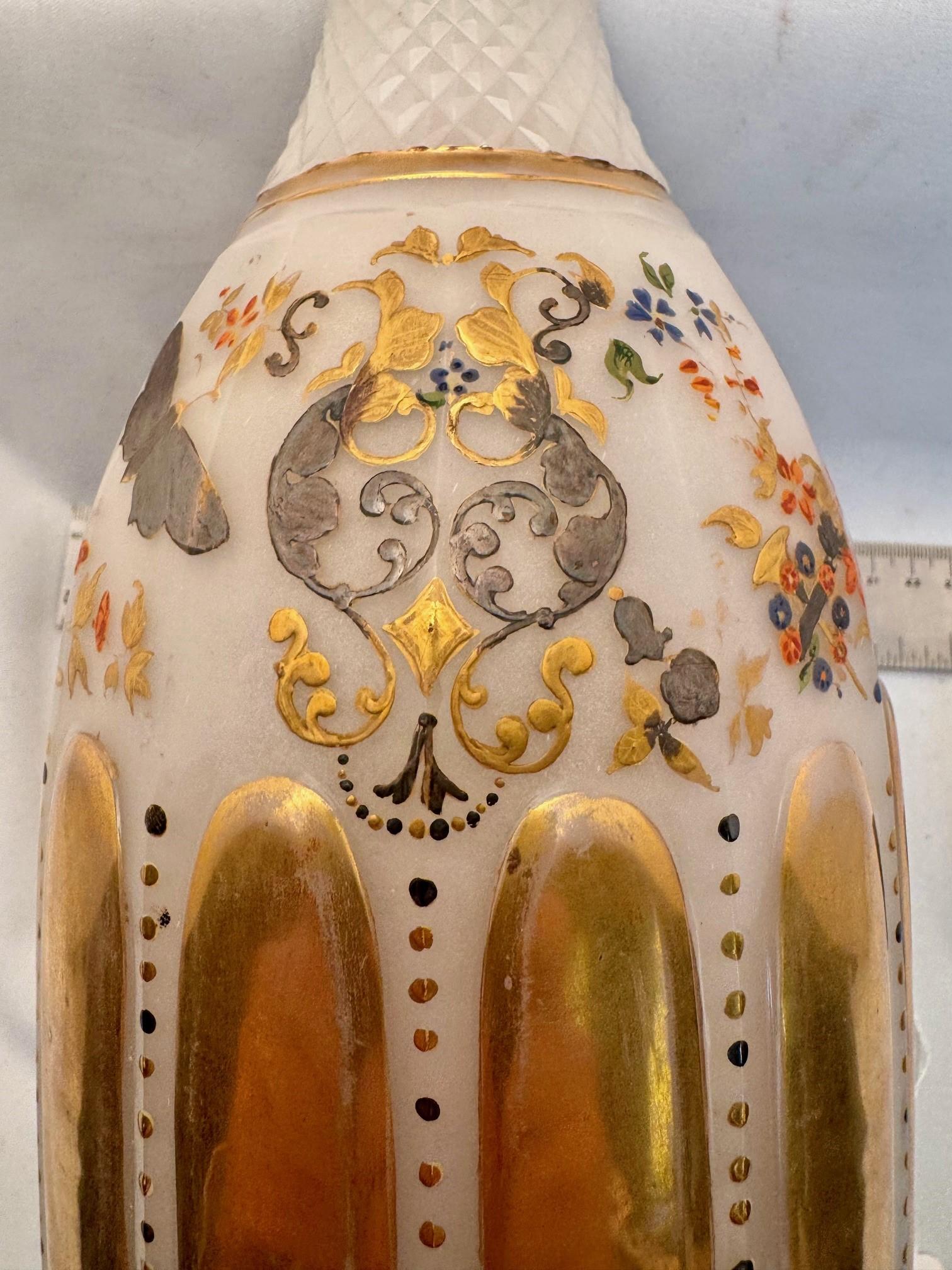 Decantador y tapón en forma de mazo de opalina de Bohemia en venta 3