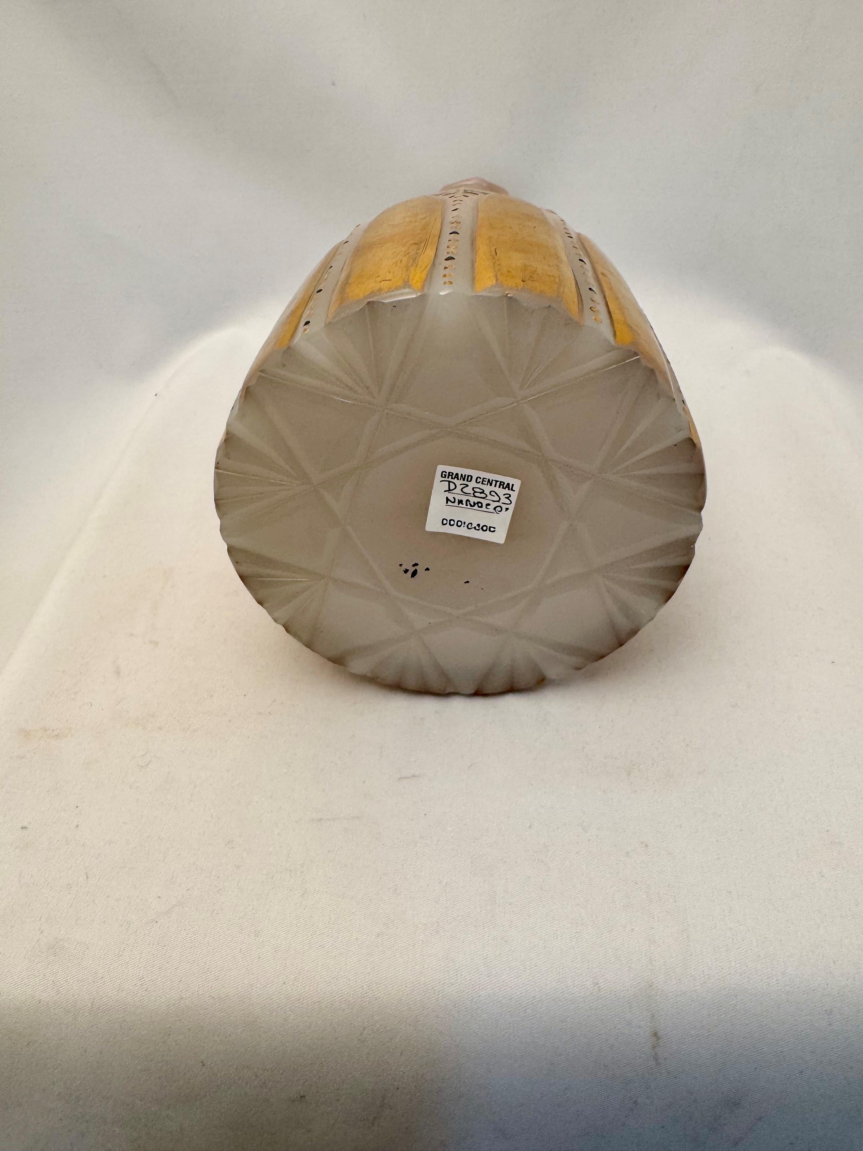Decantador y tapón en forma de mazo de opalina de Bohemia en venta 7