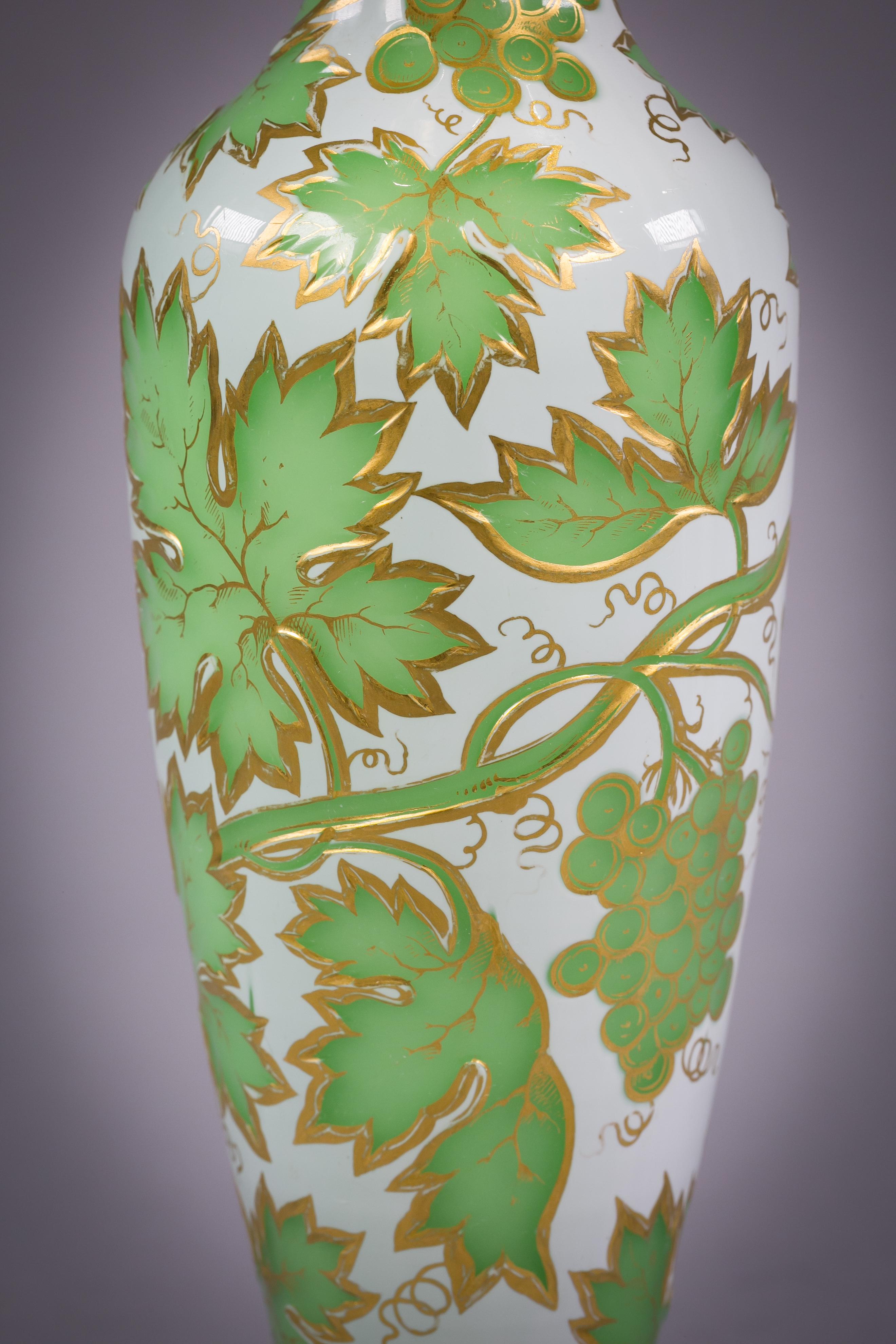 Fine XIX secolo Vaso di vetro sovrapposto di Boemia, 1875 circa in vendita