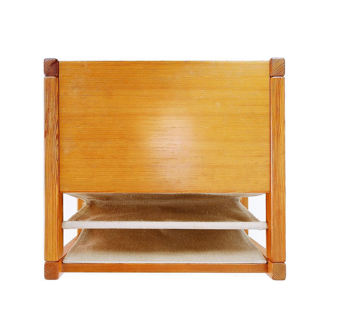 Table basse en pin de Bohème avec porte-revues d'après Karin Möbring pour Ikea 1970
Décoration bohème - Vintage - Table d'appoint
Dimensions : 62cmx57cm H:37cm 
MATERIAL : Bois - Tissu 
Table basse conçue par Karin Möbring pour la série Safari