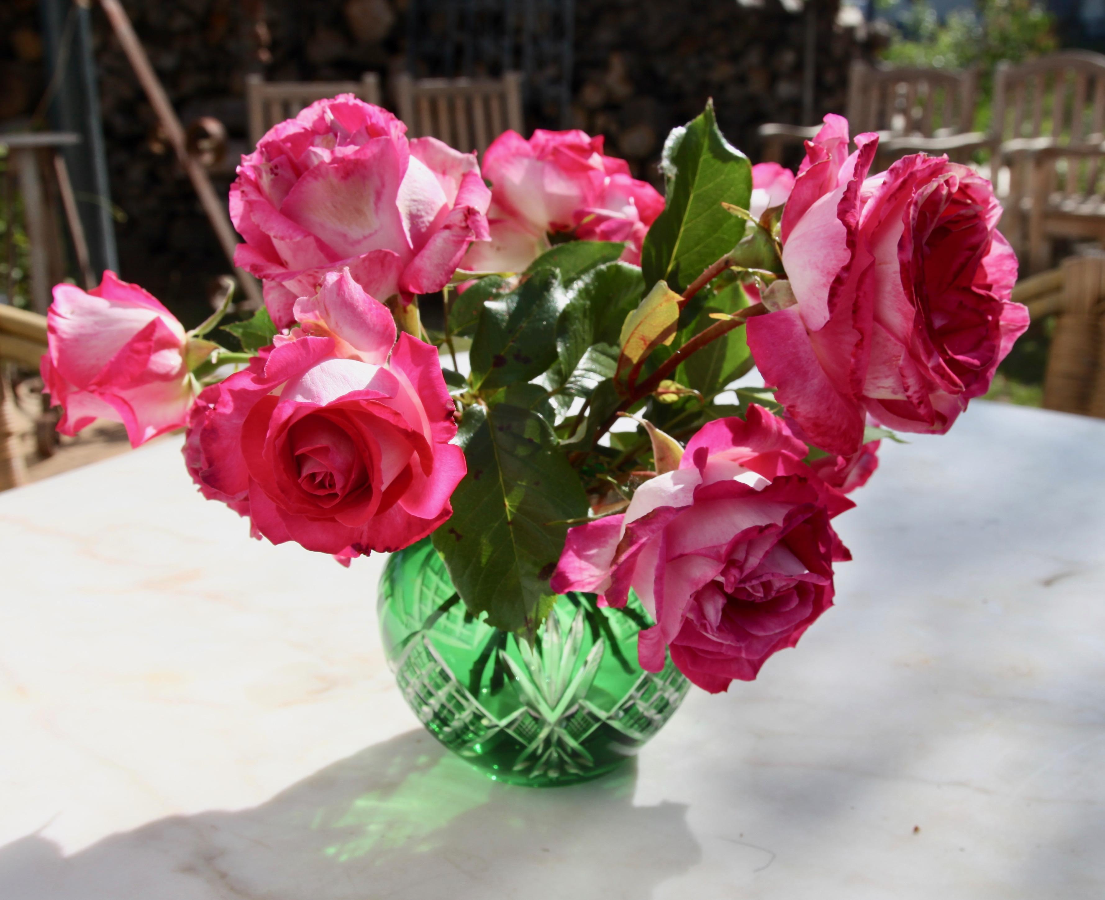 Tchèque Vase bohème Pique Fleurs, cristal vert vif taillé à la main, avec grille en vente