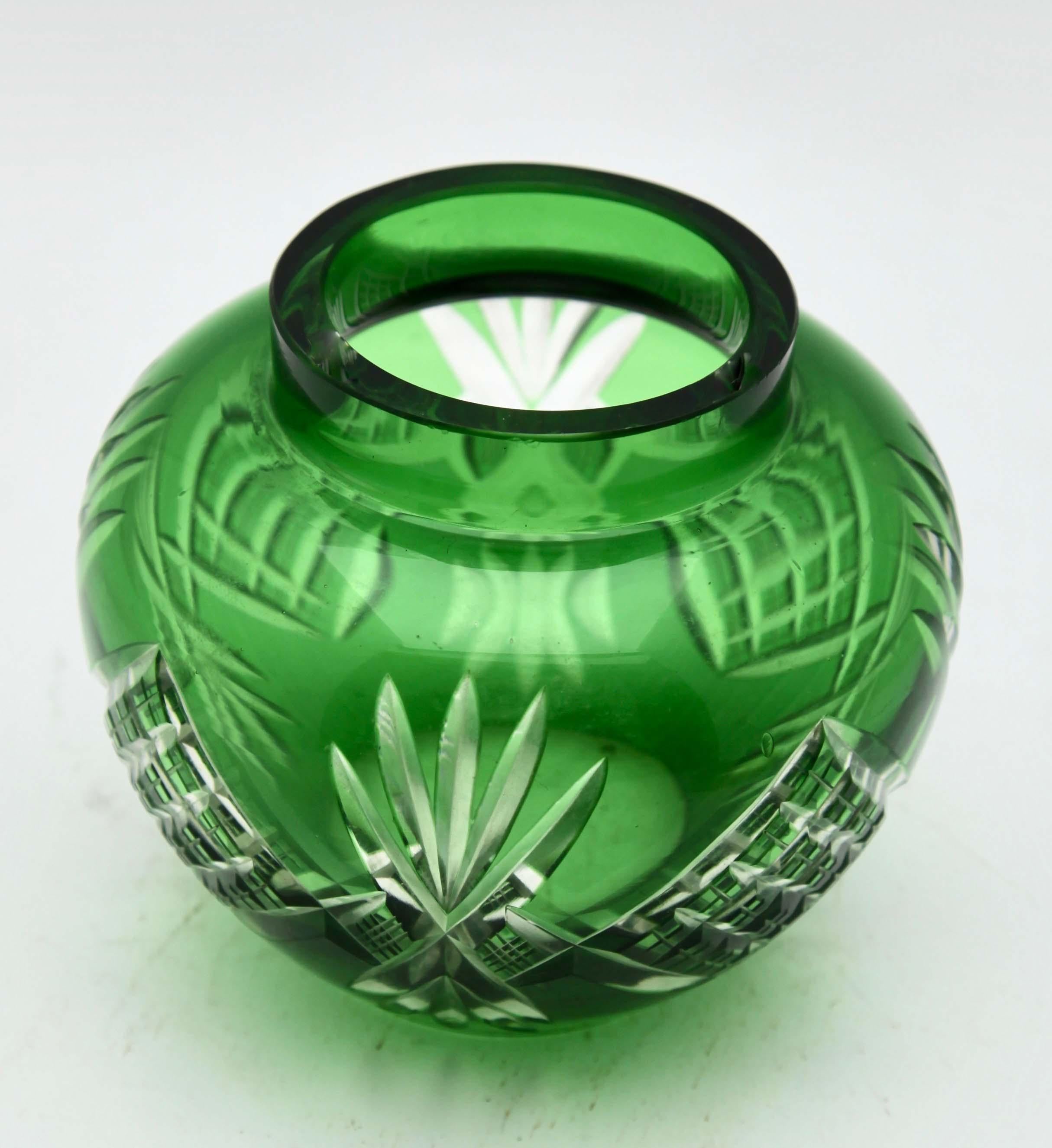 Fait main Vase bohème Pique Fleurs, cristal vert vif taillé à la main, avec grille en vente