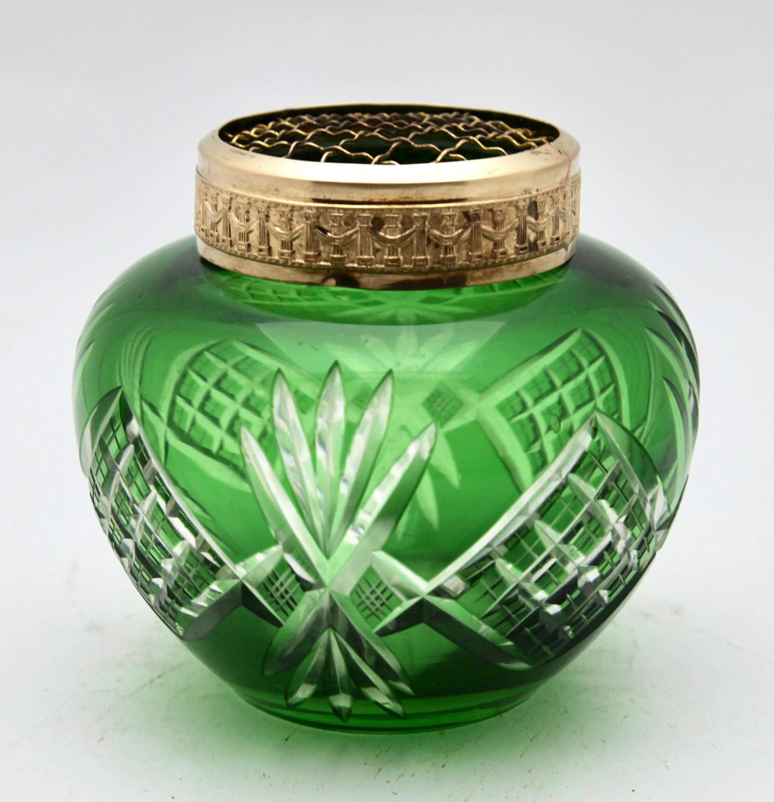 Vase bohème Pique Fleurs, cristal vert vif taillé à la main, avec grille Bon état - En vente à Verviers, BE