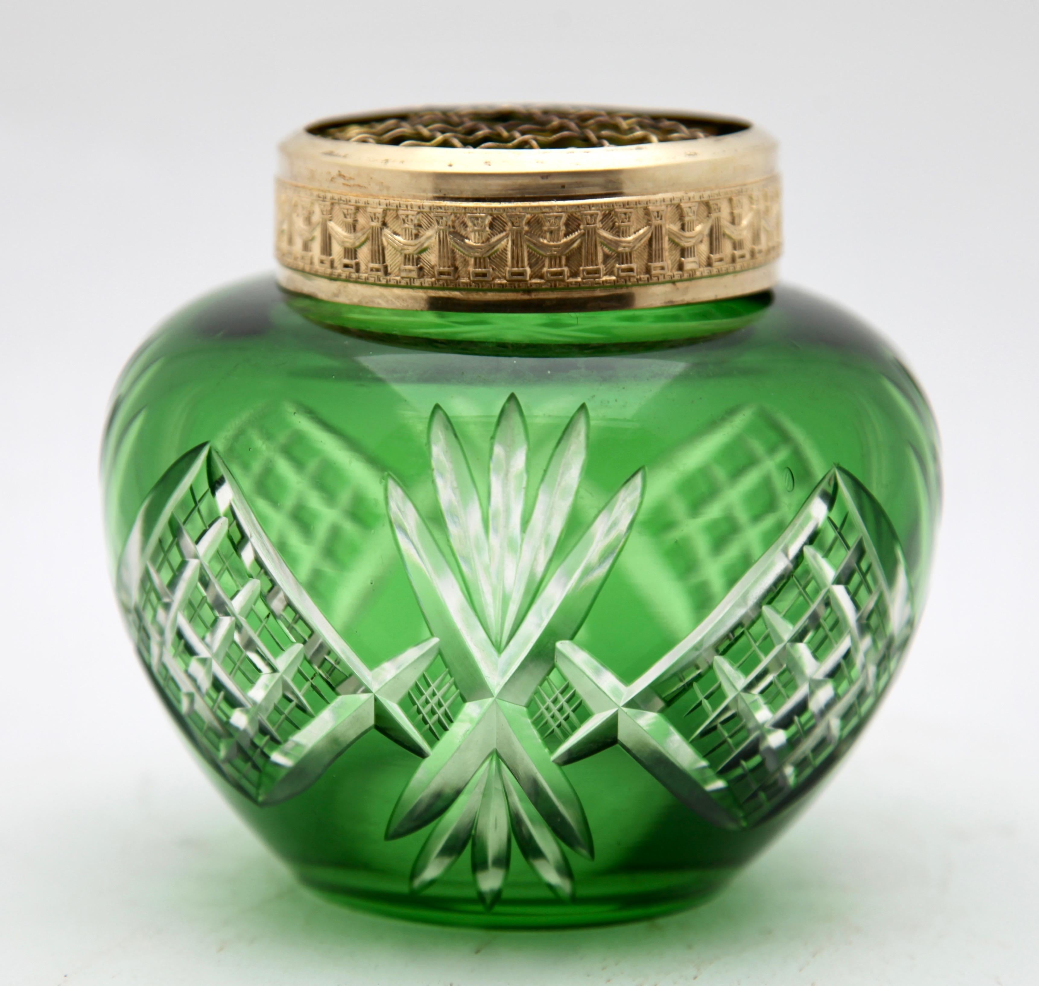 Jarrón Bohemio 'Pique Fleurs', Cristal Verde Brillante Tallado a Transparente, con Rejilla siglo XX en venta