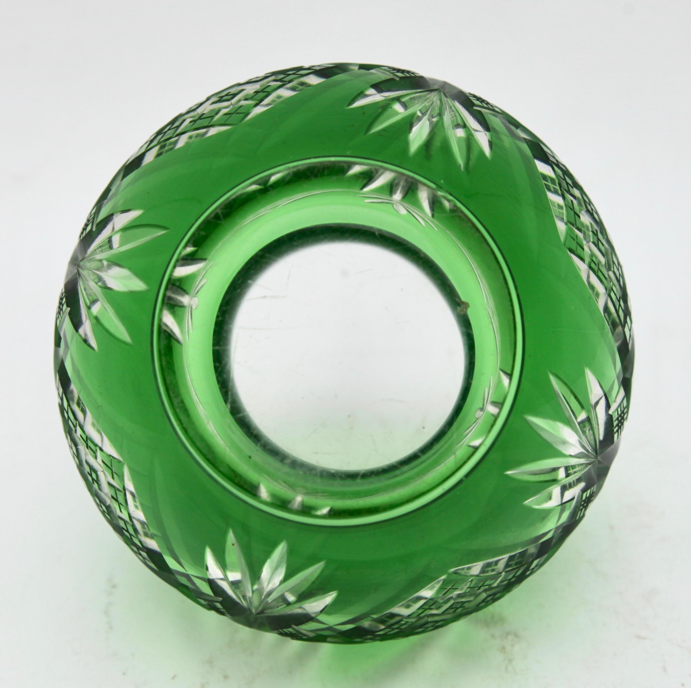 Cristal Vase bohème Pique Fleurs, cristal vert vif taillé à la main, avec grille en vente