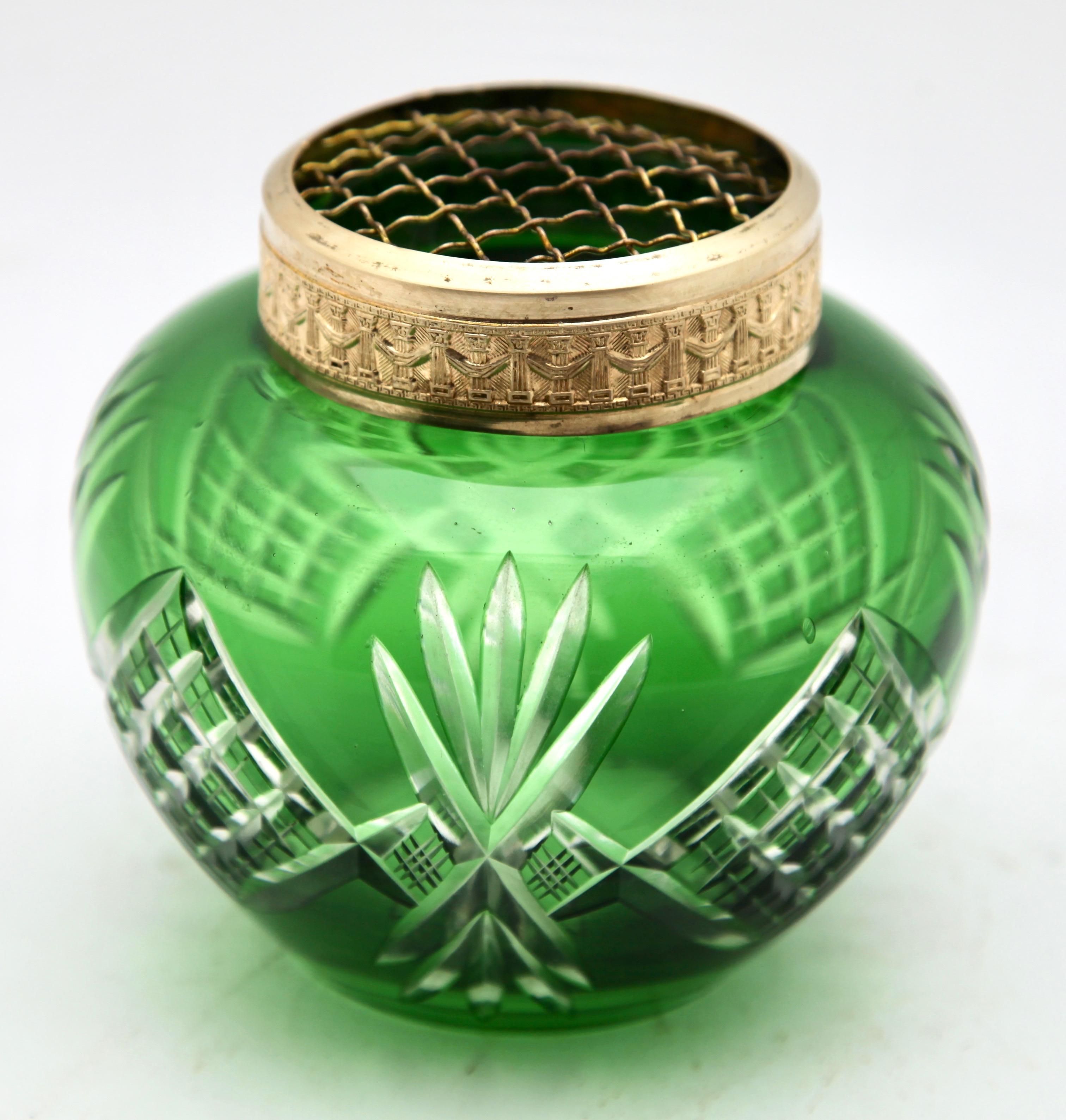 Vase bohème Pique Fleurs, cristal vert vif taillé à la main, avec grille en vente 2