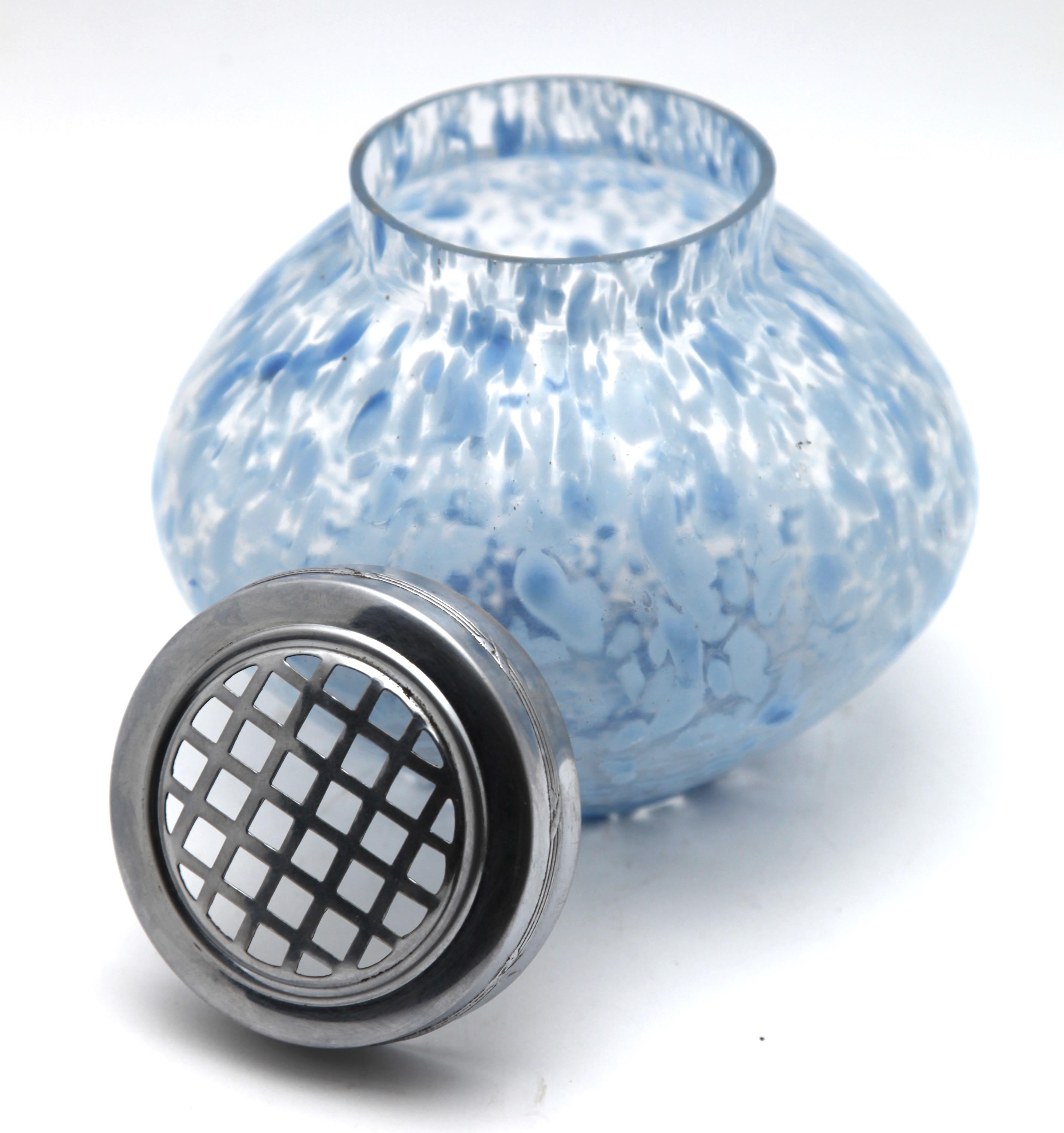 Tchèque Vase de Bohème « Pique Fleurs » avec grille, moucheté de bleu, fin des années 1930 en vente