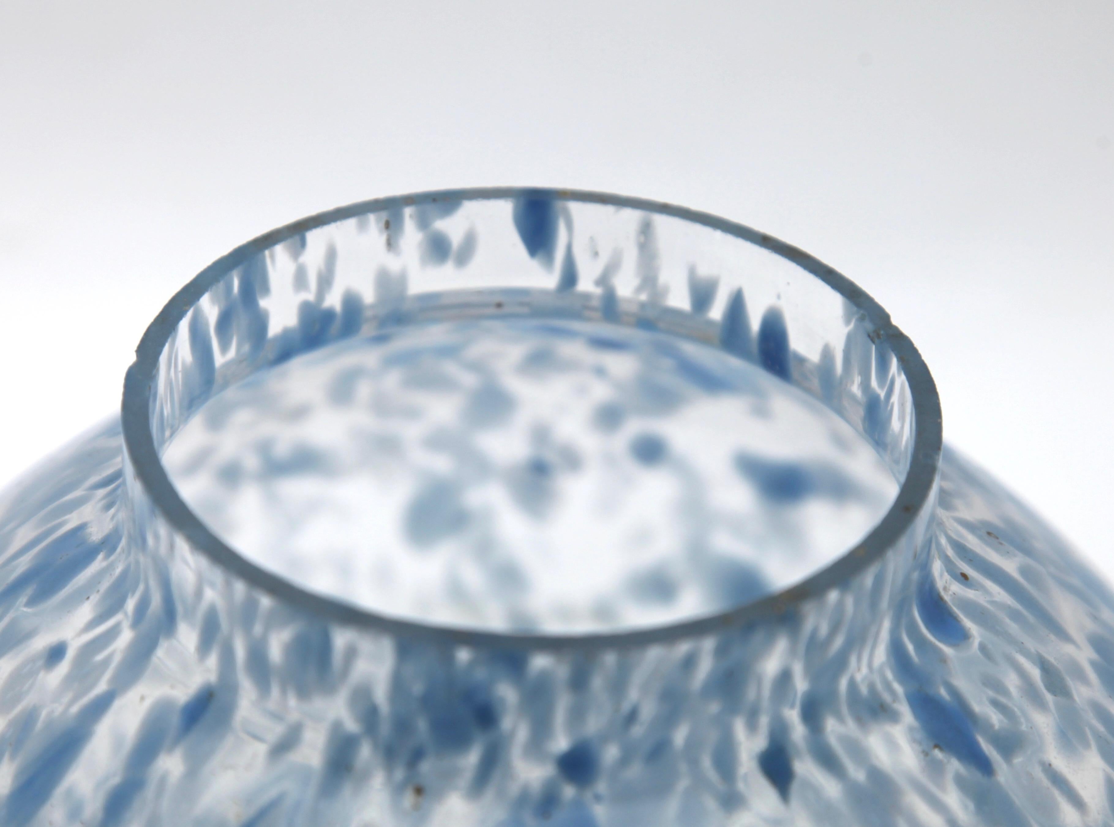 Fait main Vase de Bohème « Pique Fleurs » avec grille, moucheté de bleu, fin des années 1930 en vente