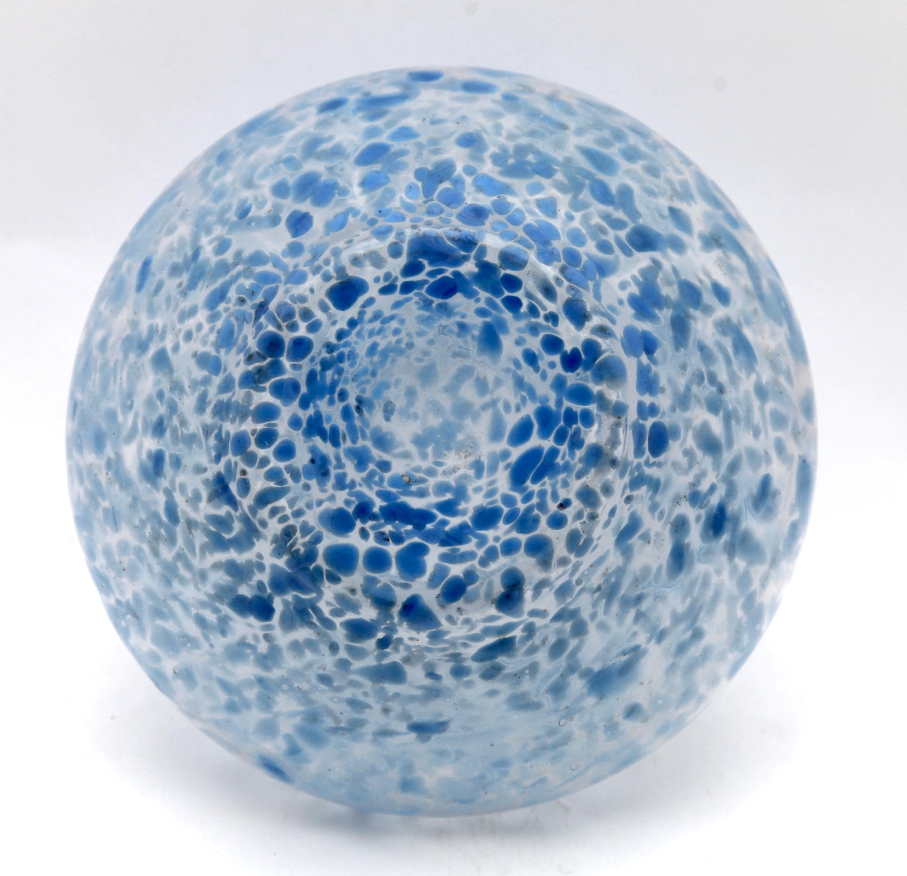 Fatto a mano Vaso Bohemien 'Pique Fleurs' con griglia, con sfumature blu, fine anni '30 in vendita
