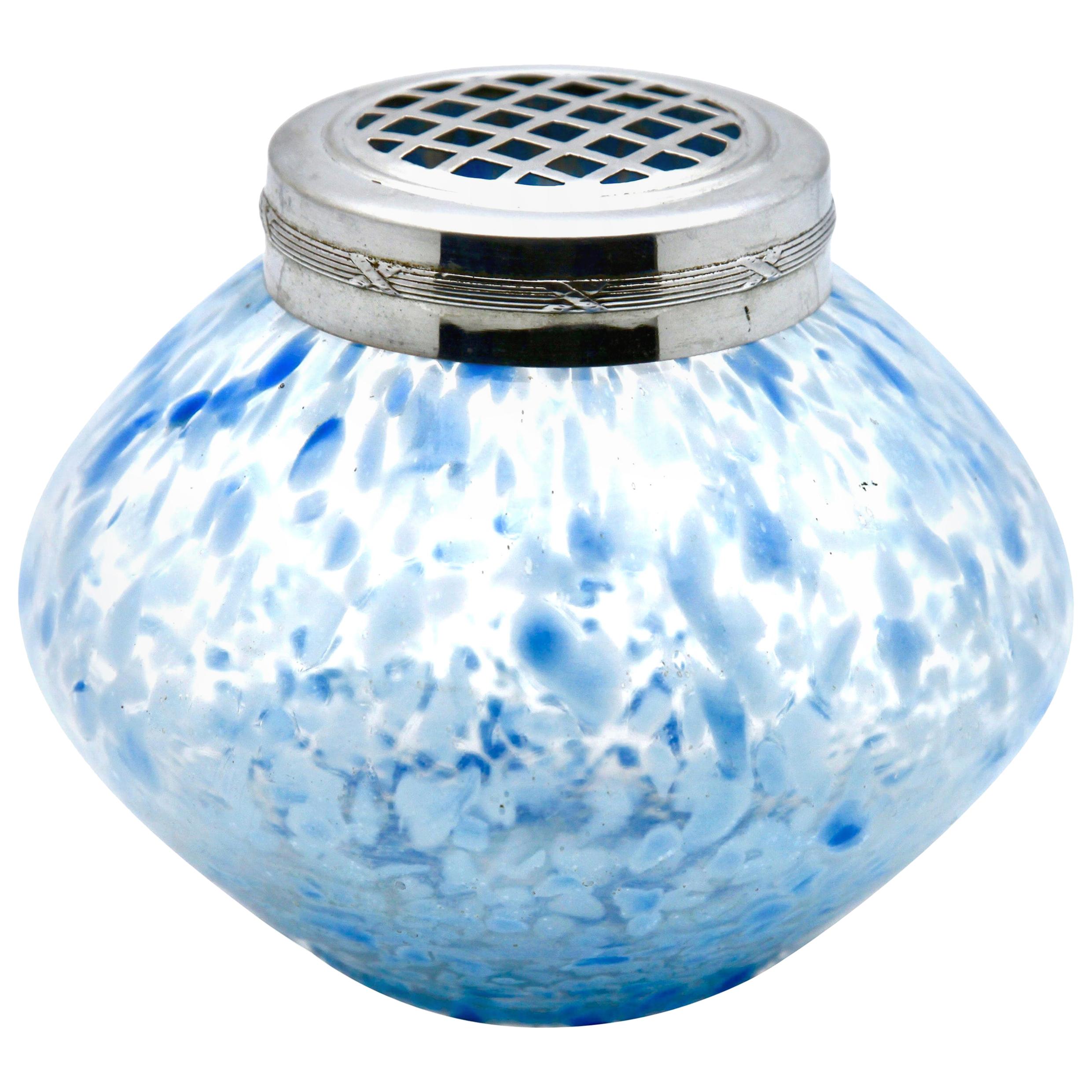 Vase de Bohème « Pique Fleurs » avec grille, moucheté de bleu, fin des années 1930