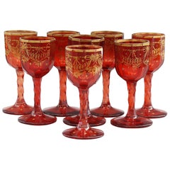 Rare série de huit verres à vin géorgiens dorés au rubis et taillés à facettes de Bohème